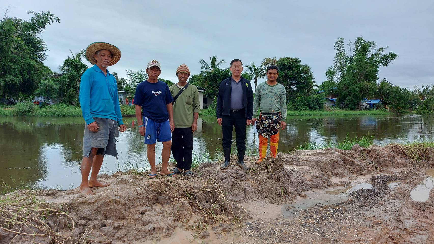 ลงพื้นที่ตรวจติดตามสถานการณ์น้ำท่วมบ่อเลี้ยงปลาของผู้ประสบภัยในพื้นที่ตำบลจันอัด อำเภอโนนสูง จังหวัดนครราชสีมา..คลิก