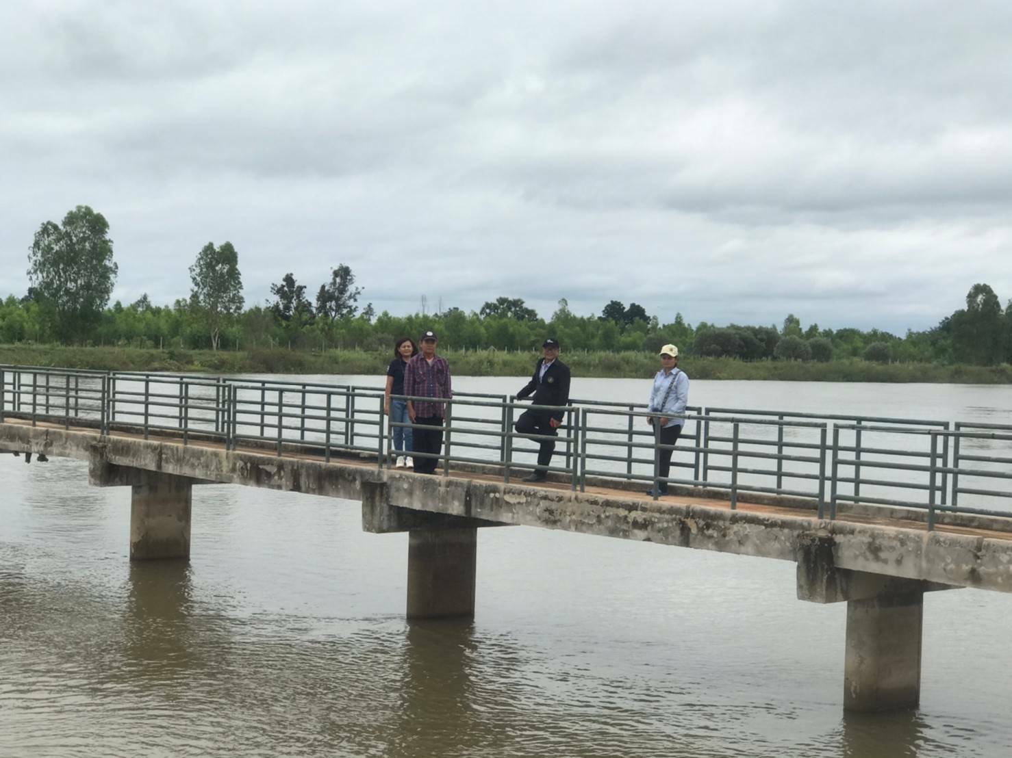 ประมงอำเภอชุมพวงออกพื้นที่สำรวจสถานการณ์น้ำ และรับรายงานจากผู้นำชุมชน..คลิก
