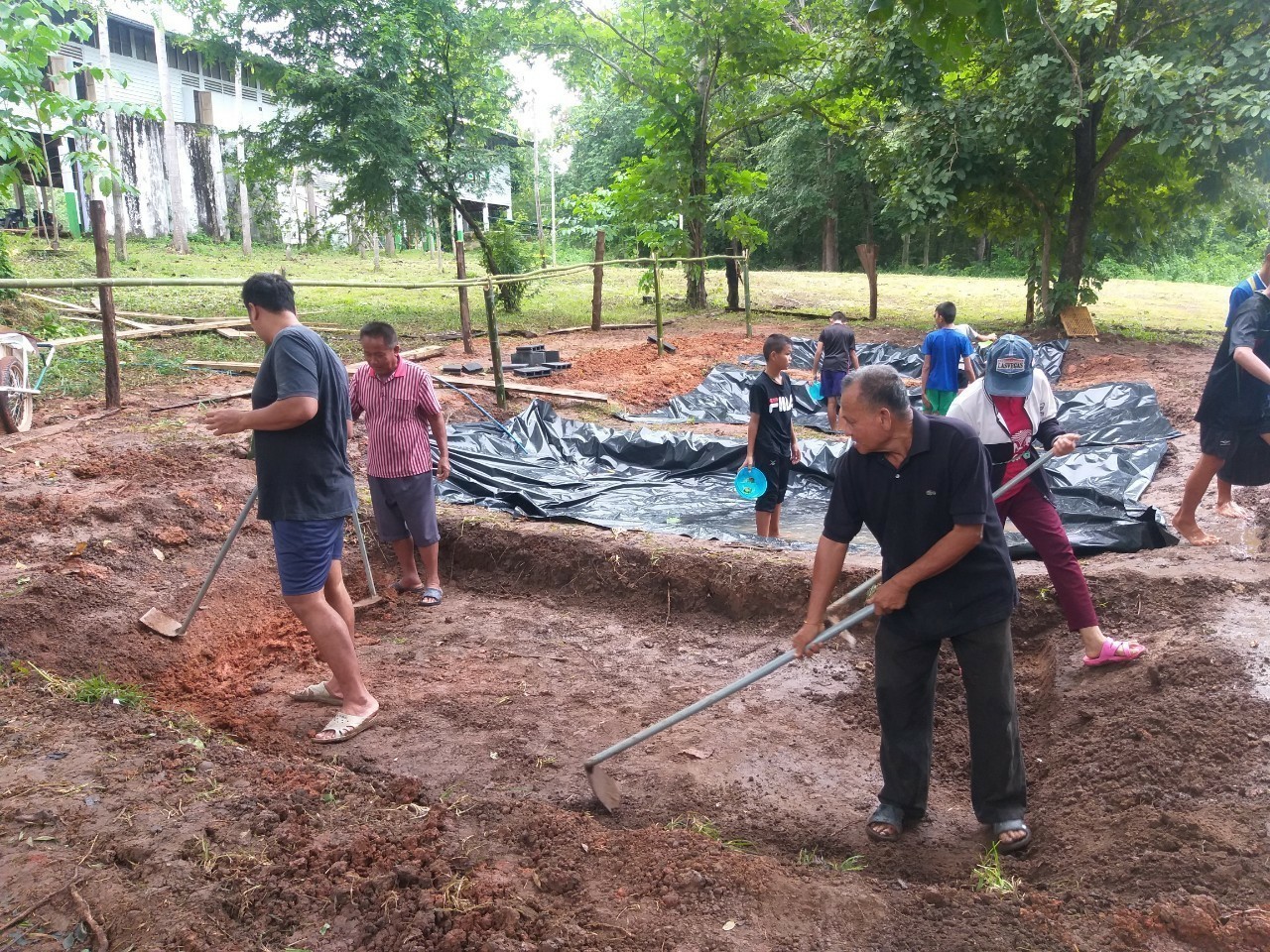 มอบปลานิลโรงเรียน ตชด.บ้านห้วยกระแสน และ เตรียมบ่อพลาสติกเพื่อเลี้ยงปลาดุก และกบ ณ โรงเรียนเพียงหลวง9..คลิก