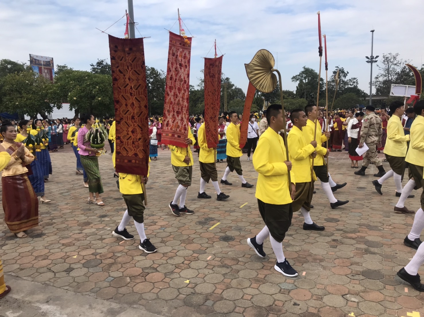 พิธีบวงสรวงและสดุดีวีระกรรมพระปทุมวรราชสุริยวงษ์ (เจ้าคำผง) และร่วมงานวันรำลึกความดีชาวอุบลราชธานี บริเวณทุ่งศรีเมือง จังหวัดอุบลราชธานี..คลิก