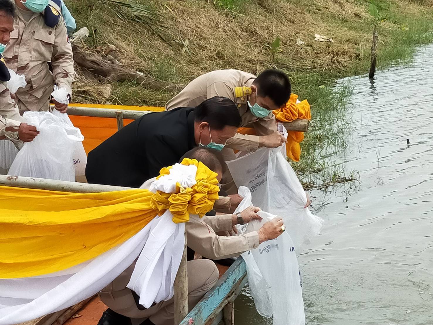 ประมงจังหวัดนครราชสีมาร่วมกิจกรรมโครงการสร้างเสริมความจงรักภักดีต่อสถาบัน บำบัดทุกข์ บำรุงสุข สร้างรอยยิ้มให้กับประชาชน (จังหวัดเคลื่อนที่) อำเภอคง..คลิก