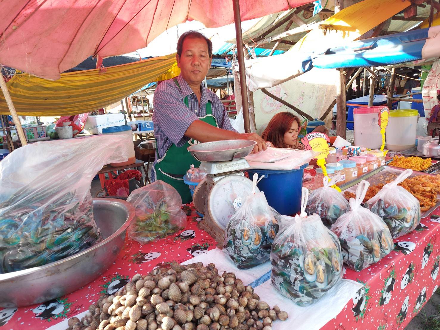 ประมงอำเภอสิรินธร ดำเนินการสำรวจตลาดขายสินค้าสัตว์น้ำที่ได้จากการเพาะเลี้ยงสัตว์น้ำ และจากแหล่งน้ำธรรมชาติ ณ ตลาดนิคมฯ 1 อำเภอสิรินธร จังหวัดอุบลราชธานี..คลิก
