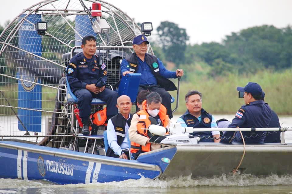 นายอลงกรณ์ พลบุตร ที่ปรึกษารัฐมนตรีกระทรวงเกษตรและสหกรณ์ และคณะ ลงพื้นที่บึงบอระเพ็ดเพื่อติดตามภารกิจของกรมประมง..คลิก