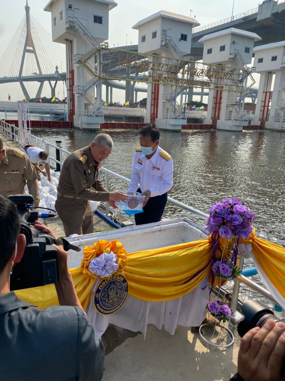 เจ้าหน้าที่ศูนย์วิจัยและพัฒนาประมงทะเลสมุทรปราการ ร่วมการต้อนรับท่านพลอากาศเอก จอม รุ่งสว่าง องคมนตรี..คลิก