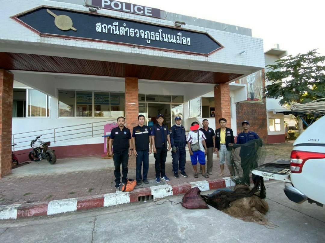 วันที่ 24 ธันวาคม เวลา 15.06 น. นายบุญหลาย กุลนารัตน์ ประมงจังหวัดหนองบัวลำภู นายวิทยา ประเสริฐสังข์ ประมงอำเภอโนนสัง นายสุชิน มิ่งไชย นักวิชาการประมงปฏิบัติการ นายไพศาล ศรีคูณ นักวิชาการประมงและเจ้าหน้าที่หน่วยป้องกันและปราบปรามประมงน้ำจืดเขื่อนอุบลรัตน์นำกำลังเจ้าหน้าที่ประมง..คลิก
