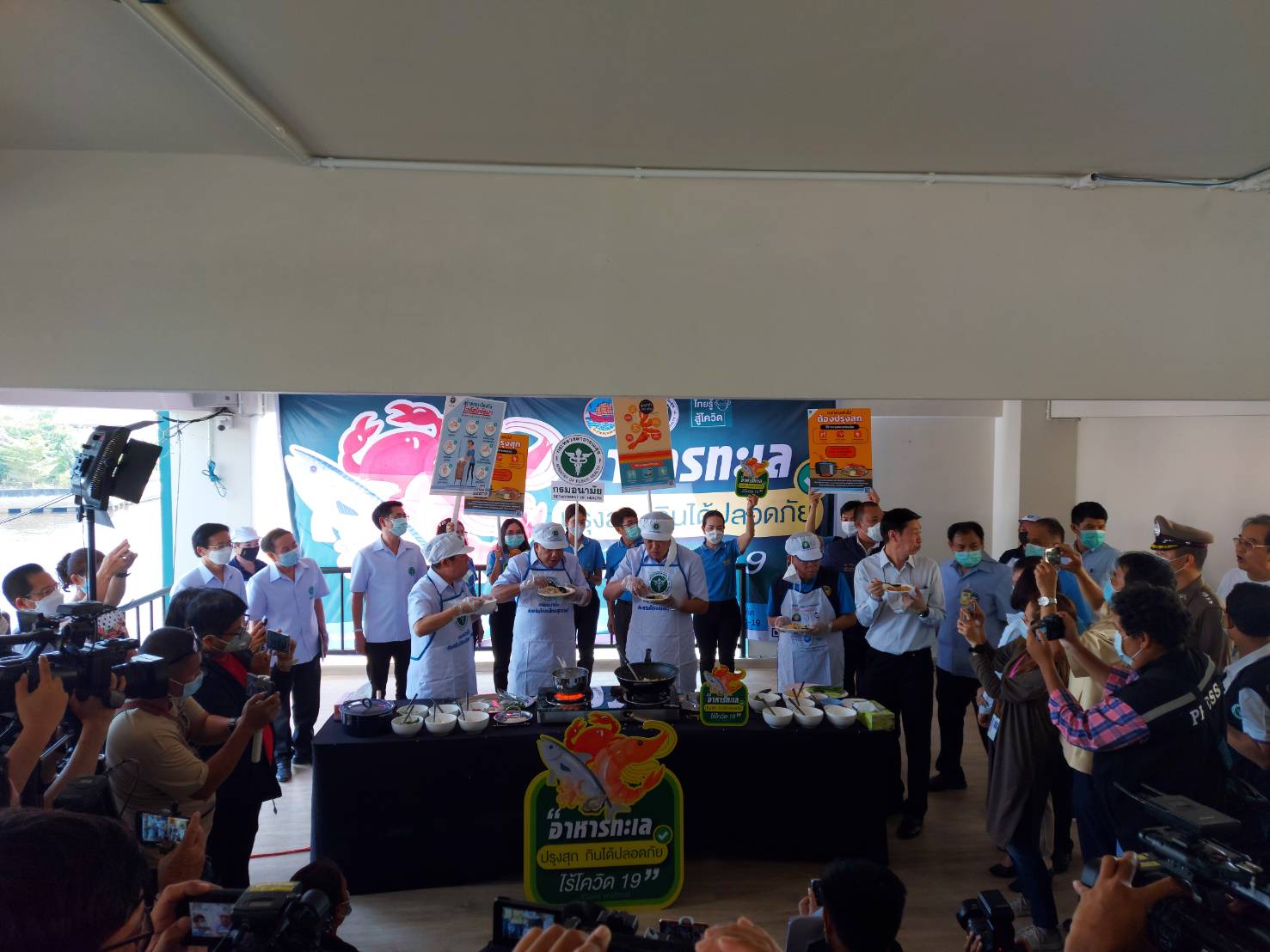 รัฐมนตรีว่าการกระทรวงสาธารณสุขลงพื้นที่จังหวัดสมุทรสาคร โปรโมทอาหารทะเล ปรุงสุก กินได้ปรอดภัย ไร้โควิด 19..คลิก