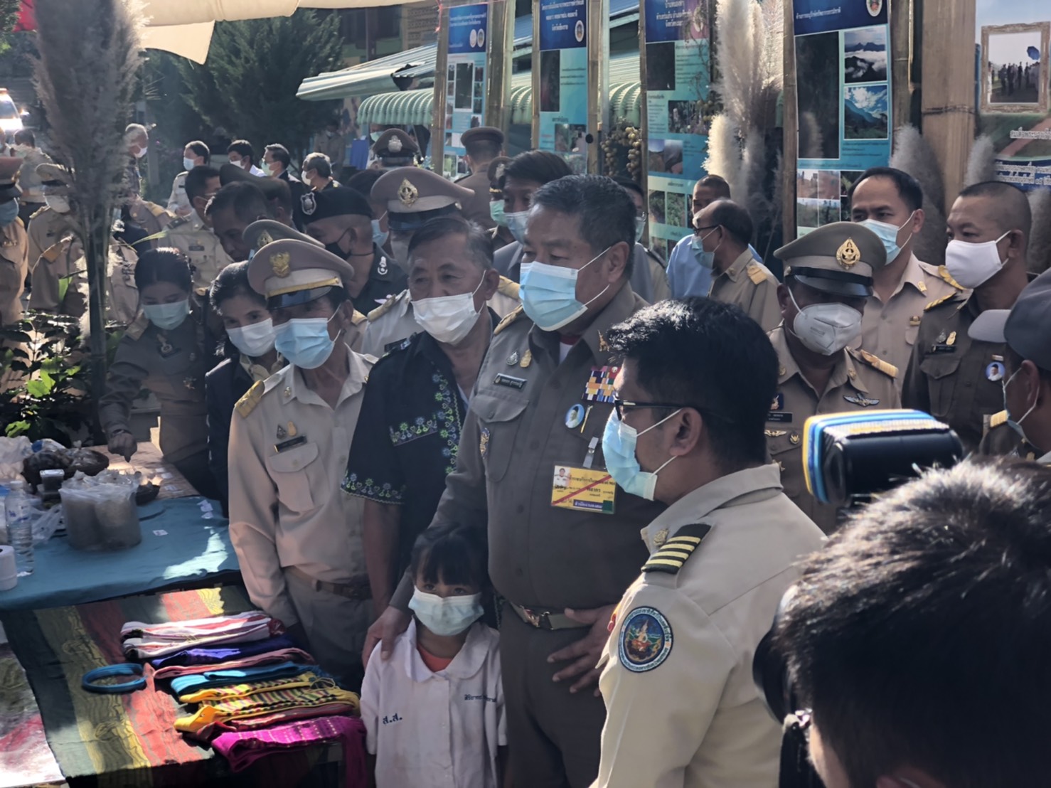 ต้อนรับนายพลากร สุวรรณรัฐ องคมนตรี และคณะที่มาติดตามผลการดำเนินงานโครงการสถานีพัฒนาเกษตรที่สูงตามพระราชดำริบ้านสันติสุข-บ้านขุนกำลัง..คลิก