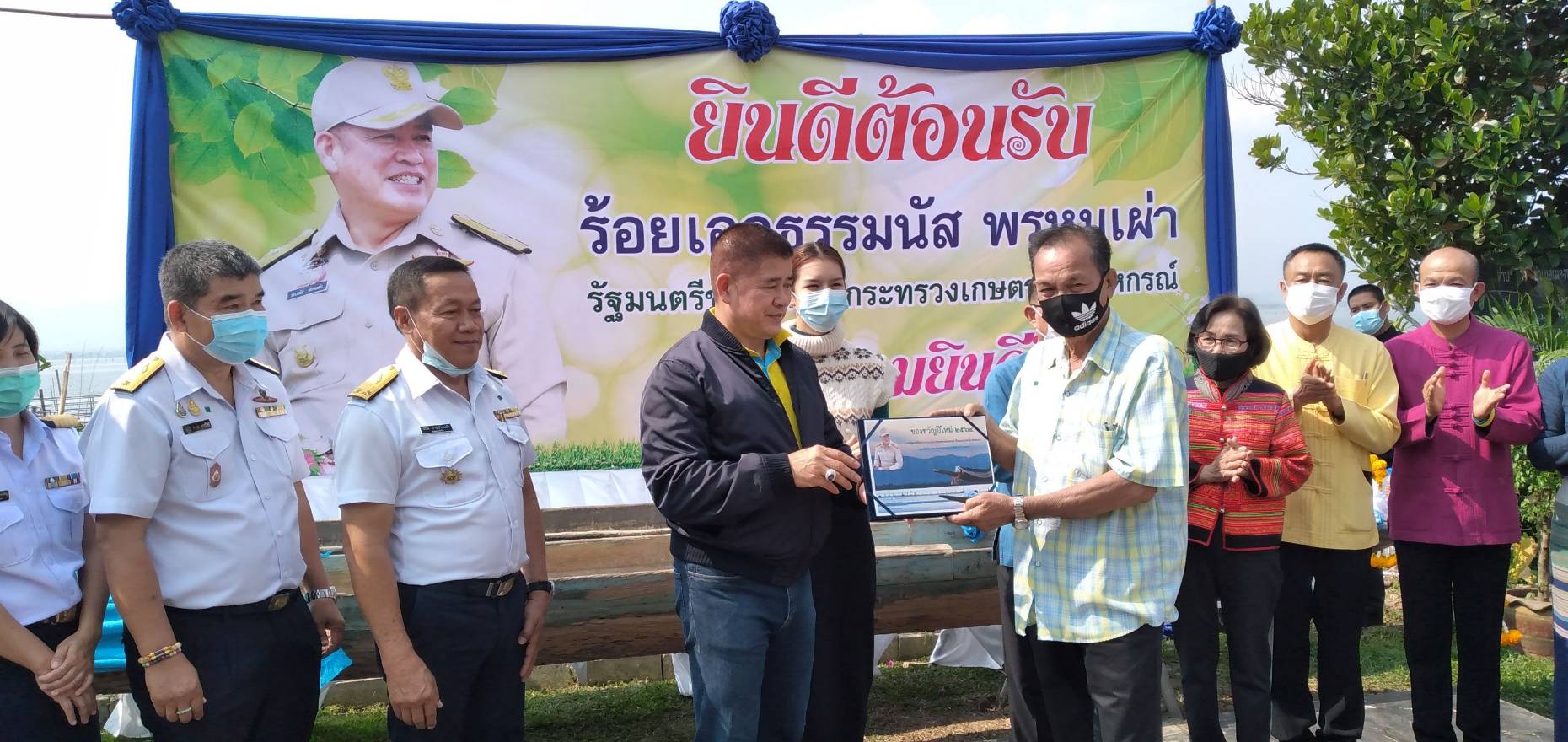 กิจกรรมส่งมอบเรือของกลางคืนเจ้าของเรือในคดีประมง ณ ชุมชนประมงพื้นบ้านสันแกลบดำ อำเภอเมือง จังหวัดพะเยา..คลิก