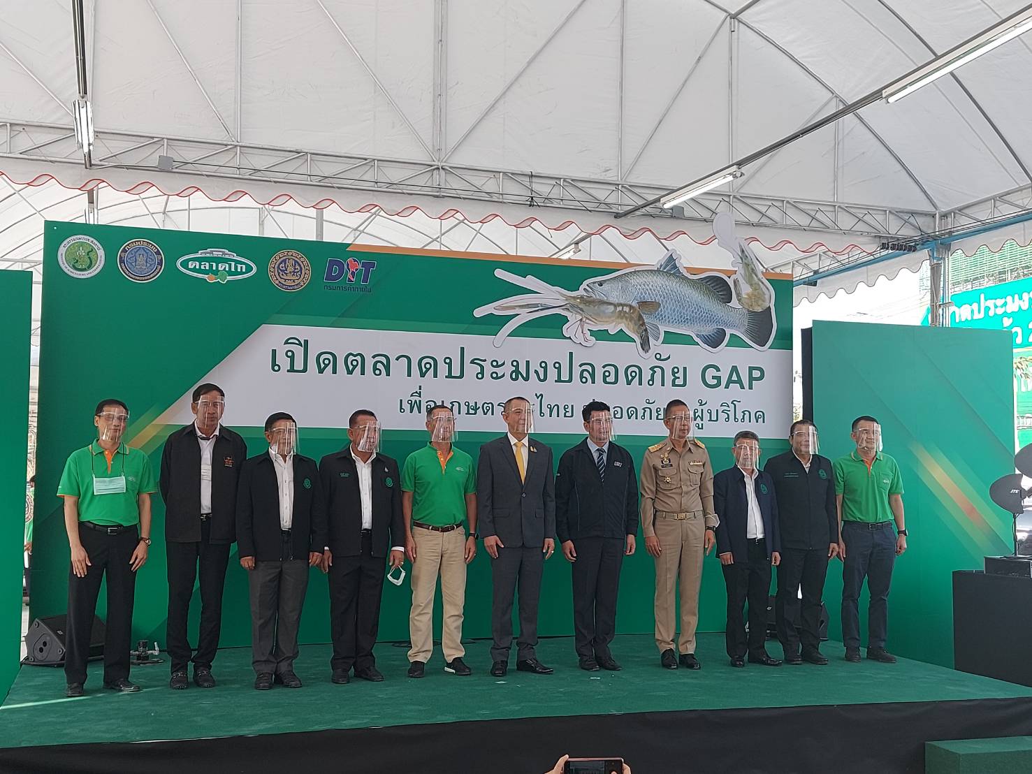 วันที่ 20 มกราคม 2564 ดร. เฉลิมชัย  ศรีอ่อน รัฐมนตรีว่าการกระทรวงเกษตรและสหกรณ์ เป็นประธานเปิดงาน     “ตลาดประมงปลอดภัย GAP” เพื่อเกษตรกรไทยปลอดภัยถึงผู้บริโภค ภายใต้โครงการส่งเสริมและพัฒนาการตลาดสินค้าประมงปลอดภัย  โดยกรมประมงร่วมกับตลาดไท กรมการค้าภายใน กระทรวงพาณิชย์ และหน่วยงานอื่นที่เกี่ยวข้อง จัดทำตลาดประมงปลอดภัย GAP เพื่อเกษตรกรไทยปลอดภัยถึงผู้บริโภค เพื่อบรรเทาความเดือดร้อนให้เกษตรกรผู้เพาะเลี้ยงสัตว์น้ำที่ได้รับผลกระทบจากสถานการณ์ COVID -19 โดยมี นายชัยวัฒน์ ชื่นโกสุม ผู้ว่าราชการจังหวัดปทุมธานี    นายมีศักดิ์  ภักดีคง อธิบดีกรมประมง นายนรินทร์   มีวงศ์ ประมงจังหวัดปทุมธานี พร้อมด้วย เจ้าหน้าที่สำนักงานประมงจังหวัดปทุมธานี ร่วมต้อนรับ ณ ตลาดไท ตำบลคลองหนึ่ง อำเภอคลองหลวง จังหวัดปทุมธานี..คลิก