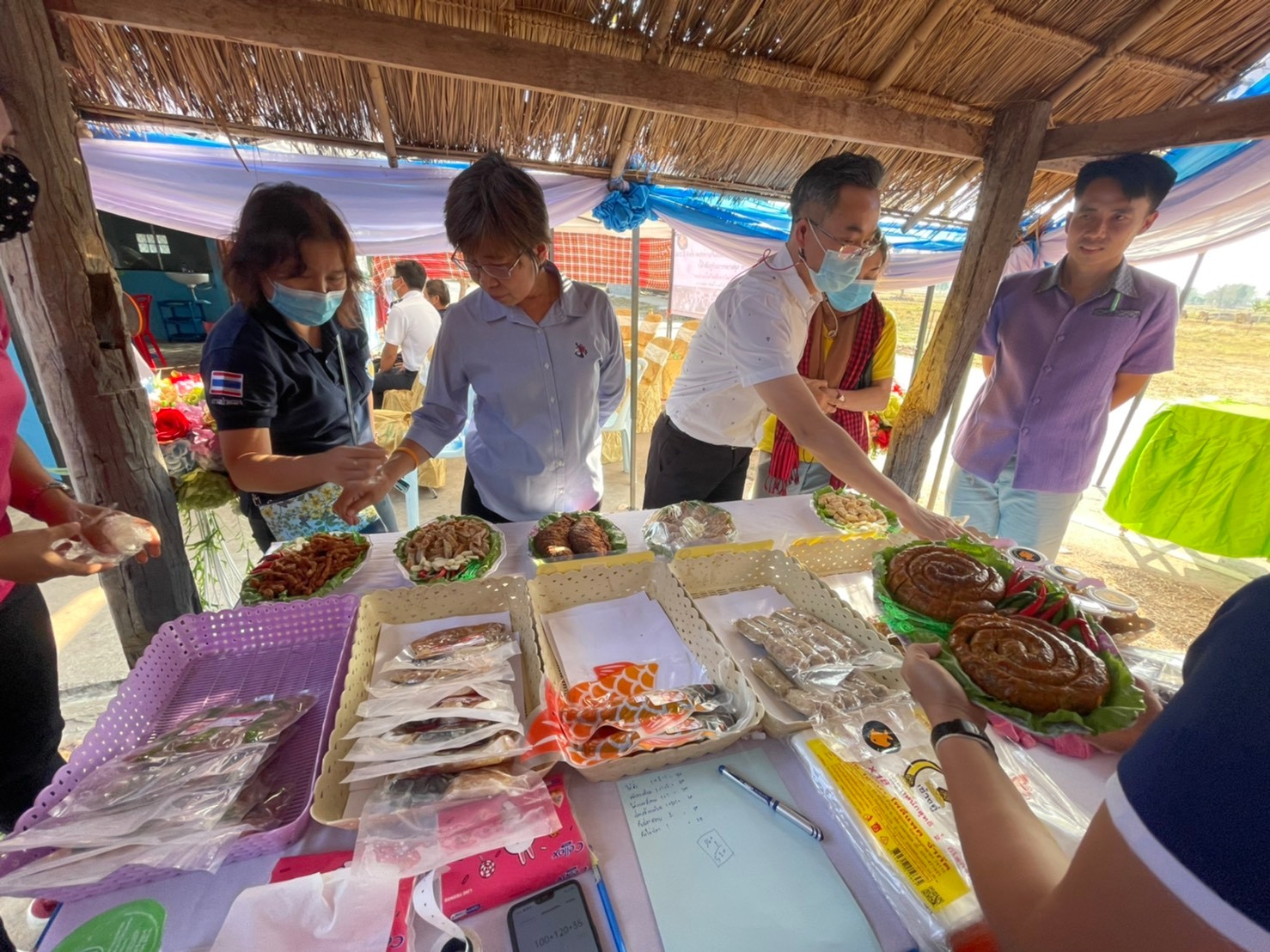 ร่วมให้การต้อนรับ นายประพันธ์ ลีปายะคุณ ผู้ตรวจราชการกรมประมง นางสาวสุวิมล กีรติวิริยาภรณ์ ผู้อำนวยการกองวิจัยและพัฒนาเทคโนโลยีอุตสาหกรรมสัตว์น้ำ พร้อมคณะกรรมการตรวจคัดเลือกกลุ่มเกษตรกรดีเด่น ประเภทกลุ่มเกษตรกรอาชีพแปรรูปสัตว์น้ำ..คลิก