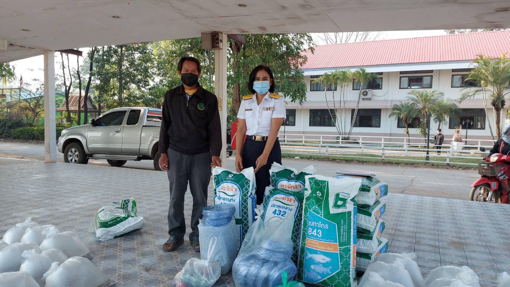 วันที่ 15 กุมภาพันธ์ 2563 นางสาวมลฤดี ลิ้มสุวรรณ ประมงอำเภอศรีบุญเรือง ส่งมอบปัจจัยการผลิตสนับสนุนงบดำเนินงานเพื่อพัฒนาฐานเรียนรู้และหลักสูตรด้านการประมง ปีงบประมาณ 2564..คลิก