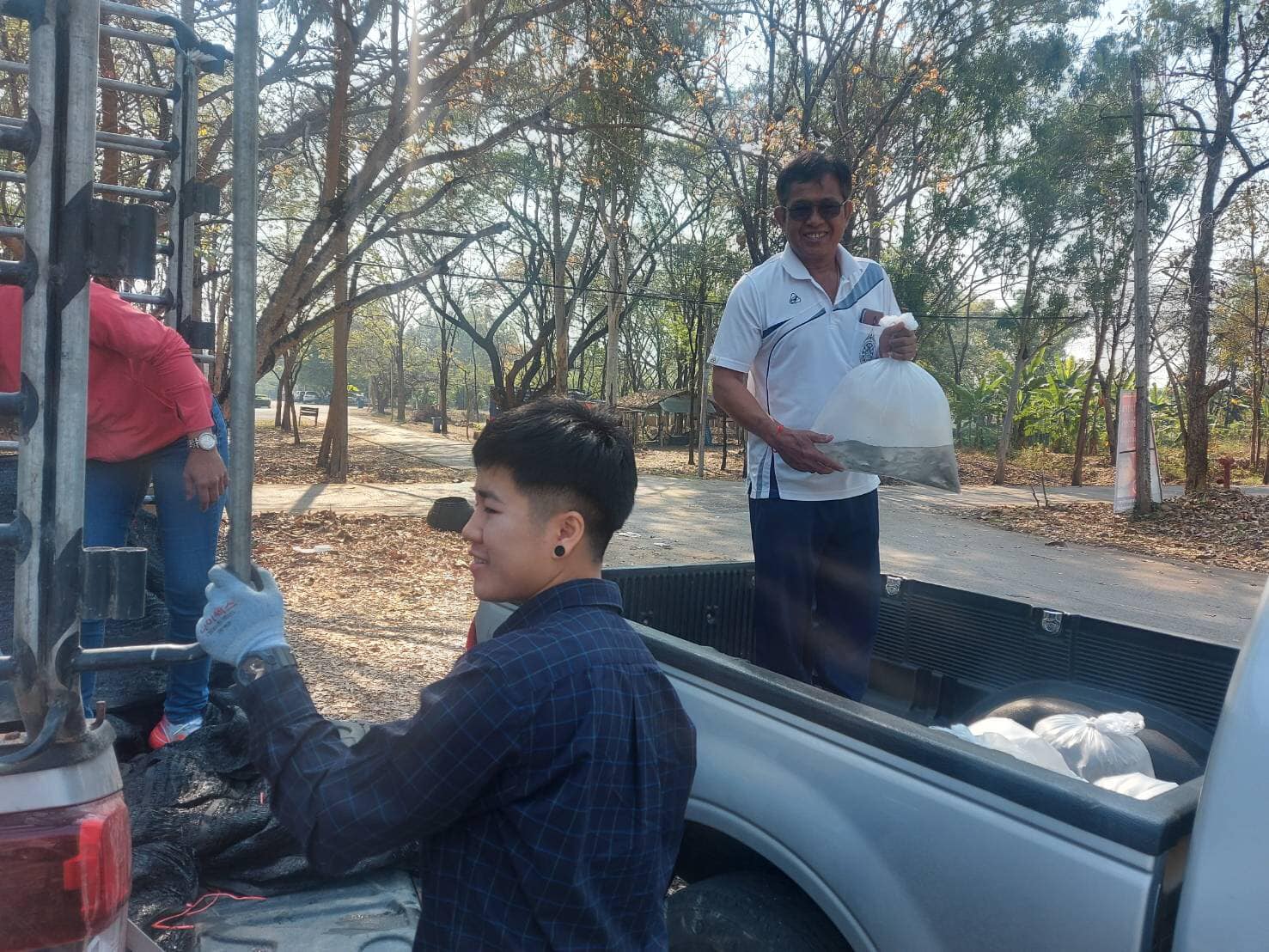 วันที่ 15 กุมภาพันธ์ 2564 นายชัยพร มังคะละแสน ประมงอำเภอนากลาง มอบปัจัยสนับสนุนเพื่อพัฒนาแปลงเรียนรู้..คลิก