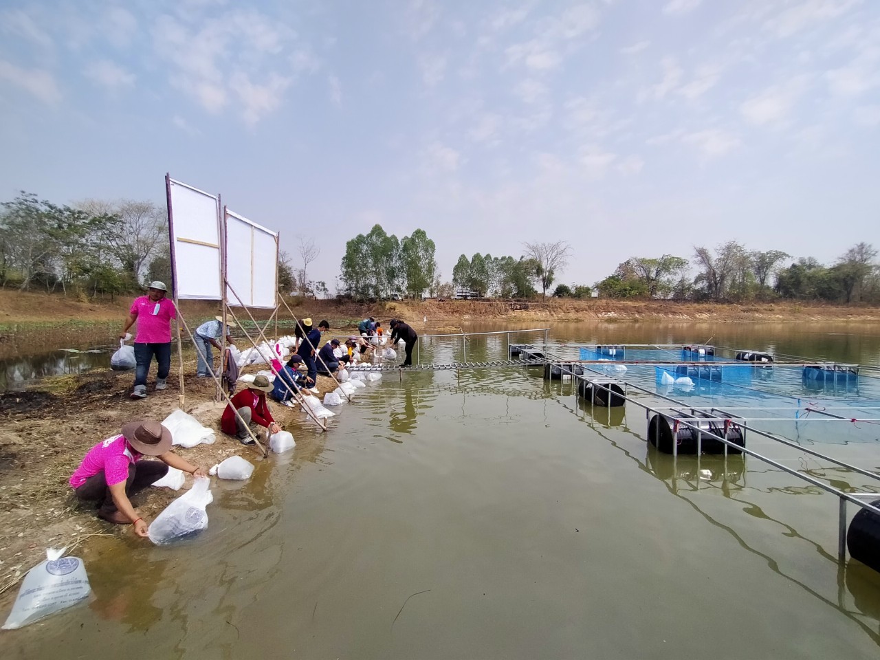วันที่ 17 กุมภาพันธ์ 2564 นายบุญหลาย กุลนารัตน์ ประมงจังหวัดหนองบัวลำภู มอบหมายให้ นายสมจิตร์ พงษ์ภุมมา หัวหน้ากลุ่มบริหารจัดการด้านการประมง พร้อมด้วย นางสาวมลฤดี ลิ้มสุวรรณ ประมงอำเภอศรีบุญเรือง..คลิก