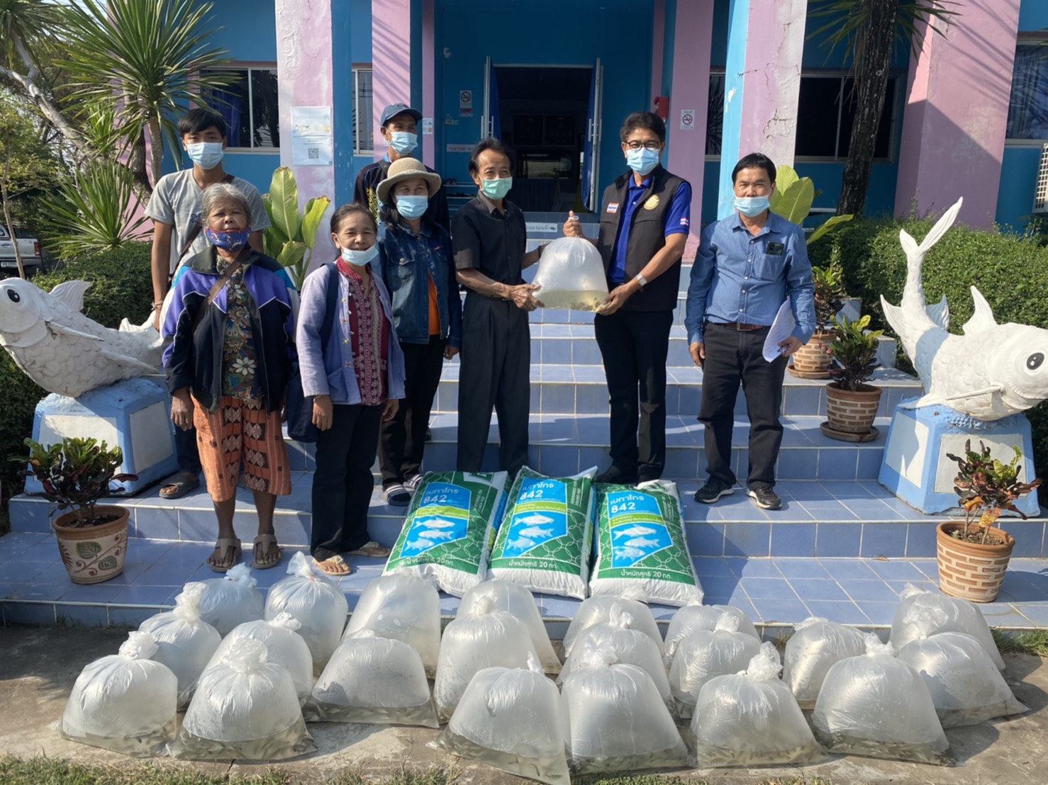 มอบปัจจัยสนับสนุนเพื่อพัฒนาแปลงเรียนรู้ภายในศูนย์เรียนรู้การเพิ่มประสิทธิภาพการผลิตสินค้าเกษตร ทั้งศูนย์ฯหลัก และศูนย์ฯเครือข่ายด้านการประมง ประจำอำเภอเมืองหนองบัวลำภู..คลิก