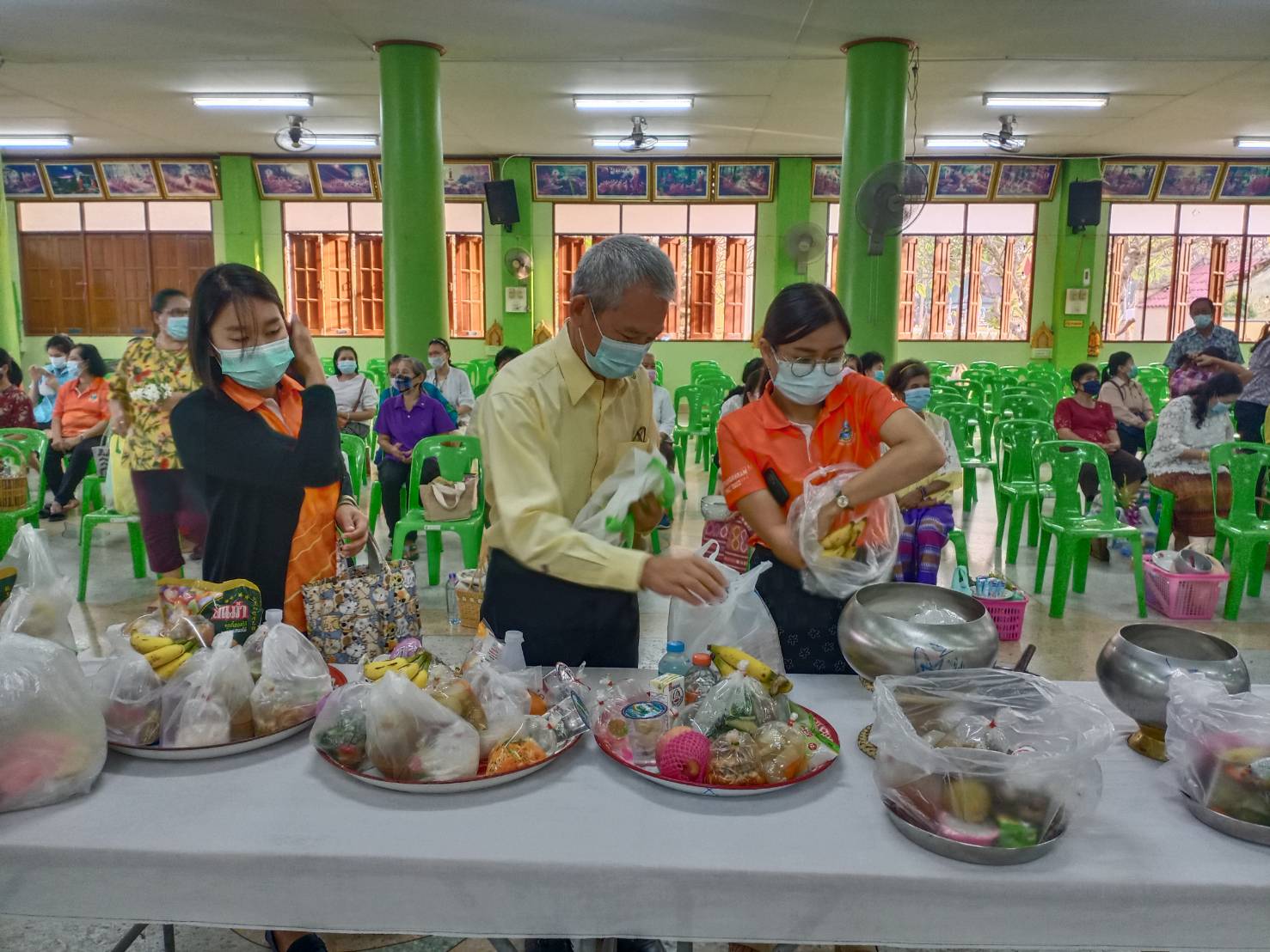 นาวาตรีสรรเสริญ  เสรีรักษ์ ประมงจังหวัดสมุทรสงคราม พร้อมด้วยนางสาวทัศนี  นิยมดุษดี เจ้าพนักงานธุรการปฏิบัติงาน และนางสาวศิรินันท์  พินิจ เจ้าหน้าที่ประมง ร่วมโครงการชูธรรมนำชีวิต จังหวัดสมุทรสงคราม ประจำปีงบประมาณ 2564 ครั้งที่ 5 ในวันที่ 25 มีนาคม 2564 ณ วัดดอนมะโนรา ตำบลดอนมะโนรา อำเภอบางคนที จังหวัดสมุทรสงคราม โดยมีนายชรัส  บุญณสะ ผู้ว่าราชการจังหวัดสมุทรสงครามเป็นประธานในพิธี..คลิก