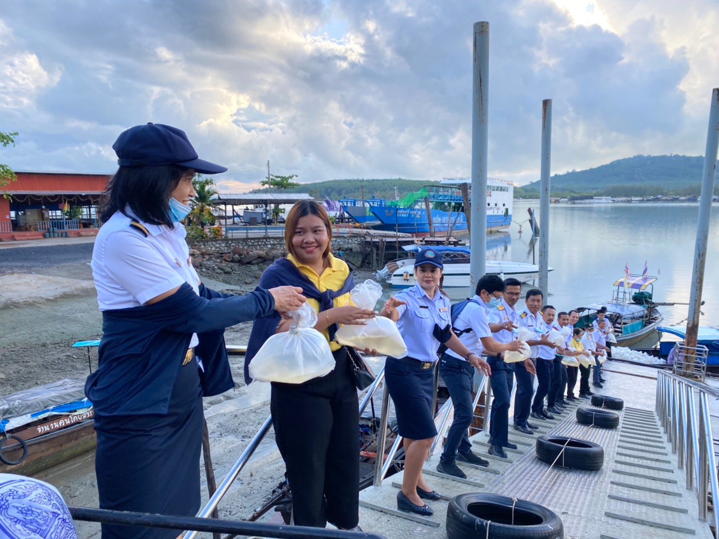 “จังหวัดภูเก็ตรวมพลังปล่อยกุ้งแชบ๊วยลงทะเลอ่าวสะปำ จำนวนหนึ่งล้านตัว”..คลิก
