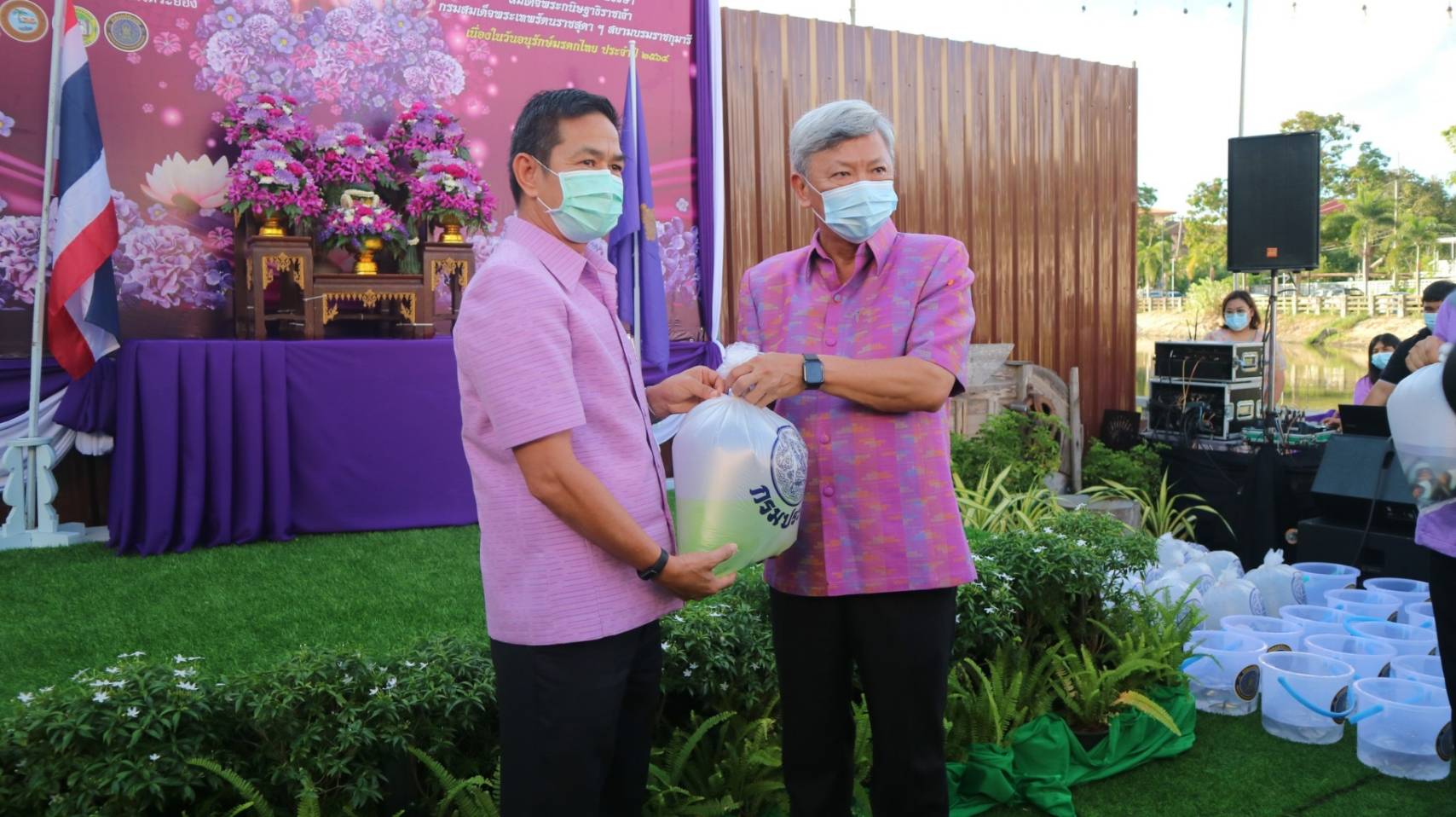 วันที 2 เมษายน 2564 นายเสรี เรือนหล้า ประมงจังหวัดระยอง พร้อมด้วยหัวหน้าส่วนหน่วยงานกรมประมงจังหวัดระยอง ร่วมจัดพิธีปล่อยพันธุ์สัตว์น้ำ บริเวณท่าน้ำหลังพิพิธภัณฑ์เมืองระยอง เพื่อเฉลิมพระเกียรติ 66 พรรษา สมเด็จพระกนิษฐาธิราชเจ้า กรมสมเด็จพระเทพรัตนราชสุดาฯ สยามบรมราชกุมารี เนื่องในวันอนุรักษ์มรดกไทย ประจำปี 2564..คลิก