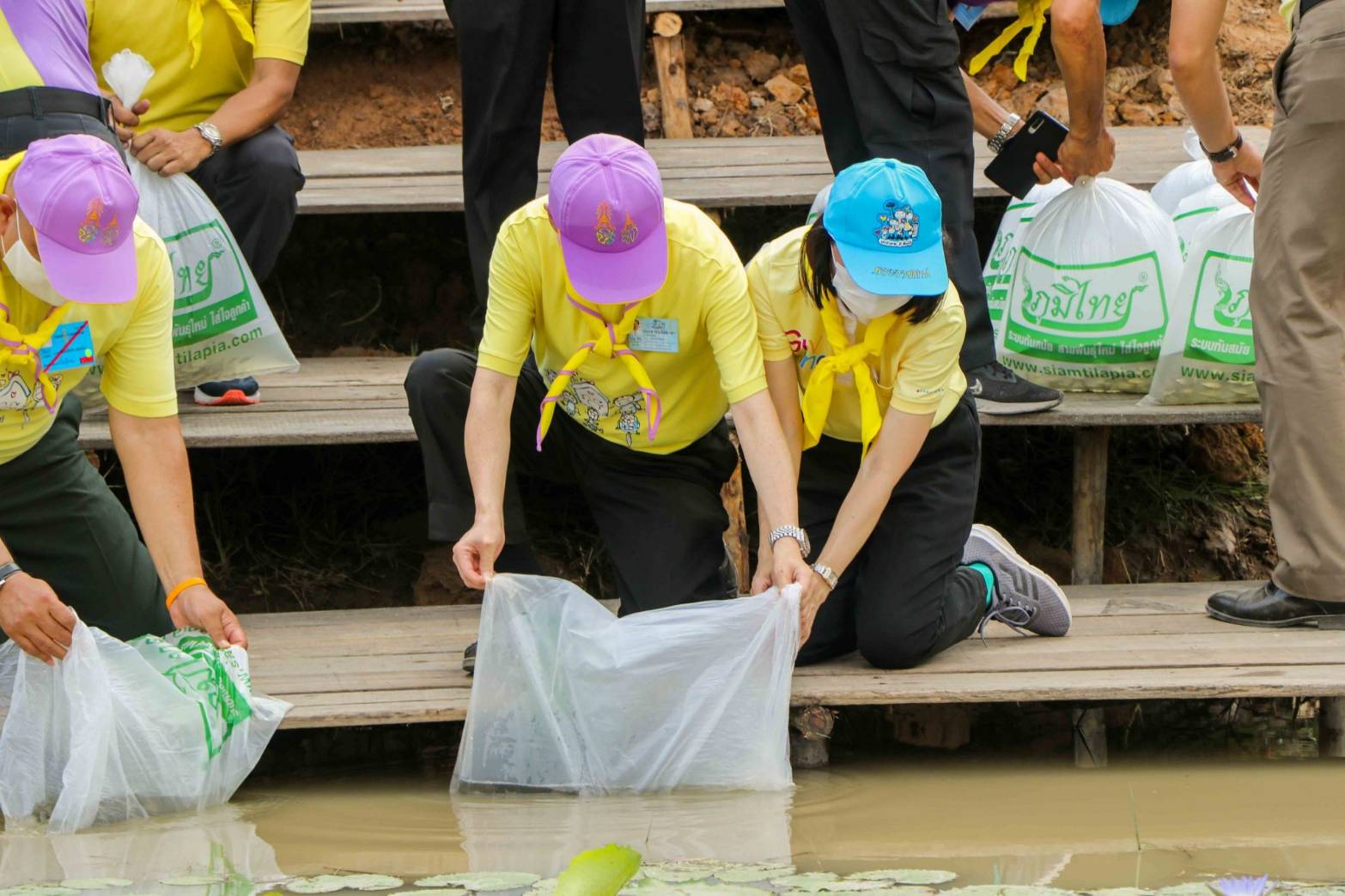 จิตอาสาพัฒนาร่วมปล่อยพันธุ์สัตว์น้ำเฉลิมพระเกียรติ..คลิก