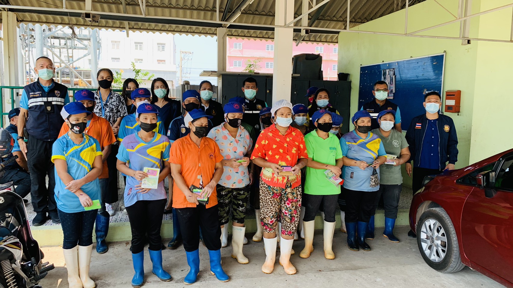 เจ้าหน้าที่สำนักงานประมงจังหวัดสมุทรสาคร เข้าตรวจสถานประกอบกิจการแปรรูปสัตว์น้ำ ตามข้อร้องเรียน เกี่ยวกับการใช้แรงงานต่างด้าวผิดกฎหมาย..คลิก