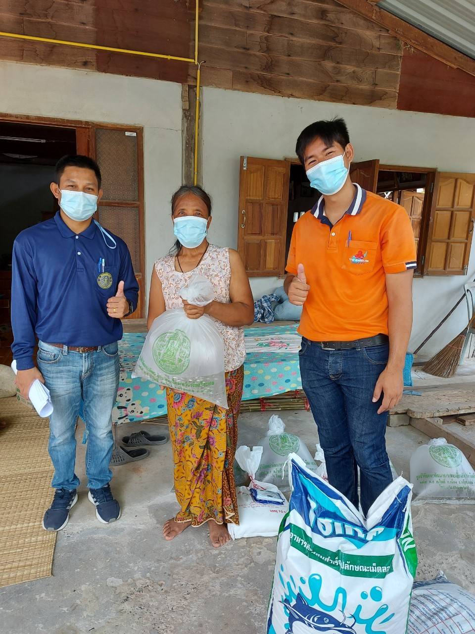 นายยุทธจิตร พวงอินทร์ ประมงอำเภอขุขันธ์ ร่วมกับ นายสิทธิพงศ์ เย็นสิริ นักวิชาการประมง วิเคราะห์คุณภาพน้ำก่อนปล่อยสัตว์น้ำ และมอบปัจจัยการผลิตให้แก่เกษตรกร..คลิก