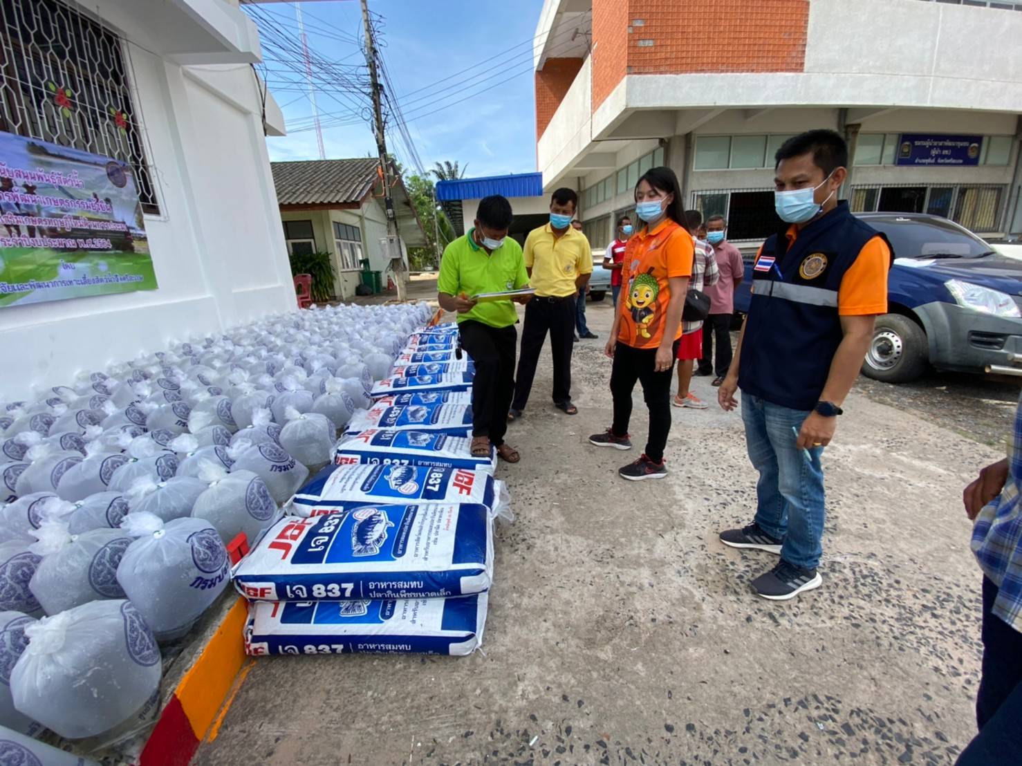 นายยุทธจิตร พวงอินทร์ ประมงอำเภอขุขันธ์ พร้อมด้วย นายวุฒิพนธ์ ศรีจินดา นักวิชาการประมงสำนักงานประมงจังหวัดศรีสะเกษ ร่วมกับ นักวิชาการประมง ศูนย์วิจัยและพัฒนาการเพาะเลี้ยงสัตว์น้ำจืดศรีสะเกษ มอบพันธ์ุปลานิล ตะเพียน และอาหารปลาให้แก่เกษตรกรในพื้นที่ขุขันธ์..คลิก