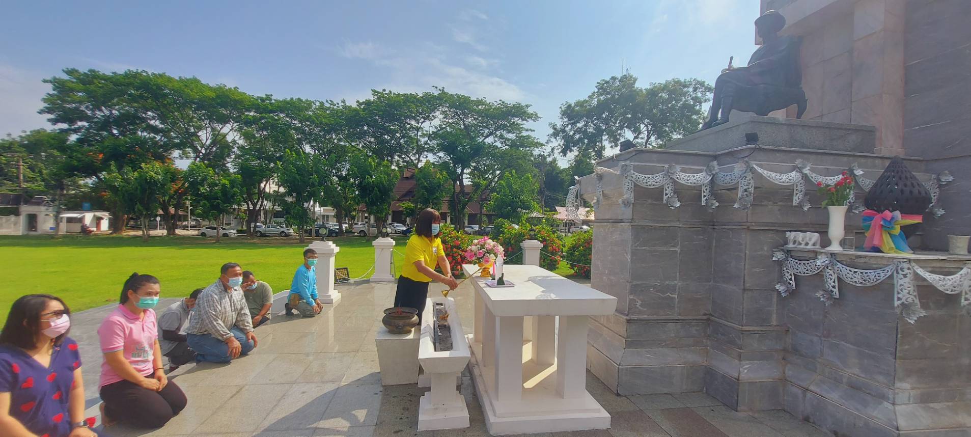 ถวายดอกไม้เพื่อสักการะพระบรมราชานุสาวรีย์พระบาทสมเด็จพระจุลจอมเกล้าเจ้าอยู่หัวฯ..คลิก