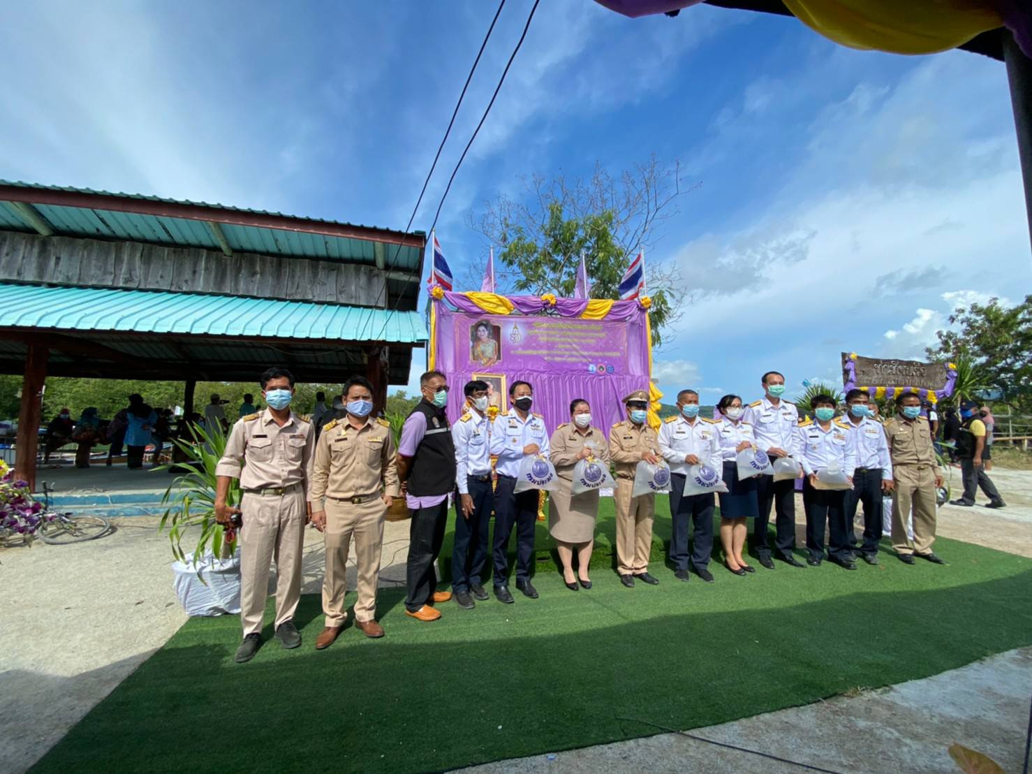 พิธีปล่อยพันธุ์สัตว์น้ำเฉลิมพระเกียรติ สมเด็จพระนางเจ้าสุทิดา พัชรสุธาพิมลลักษณ พระบรมราชินี..คลิก