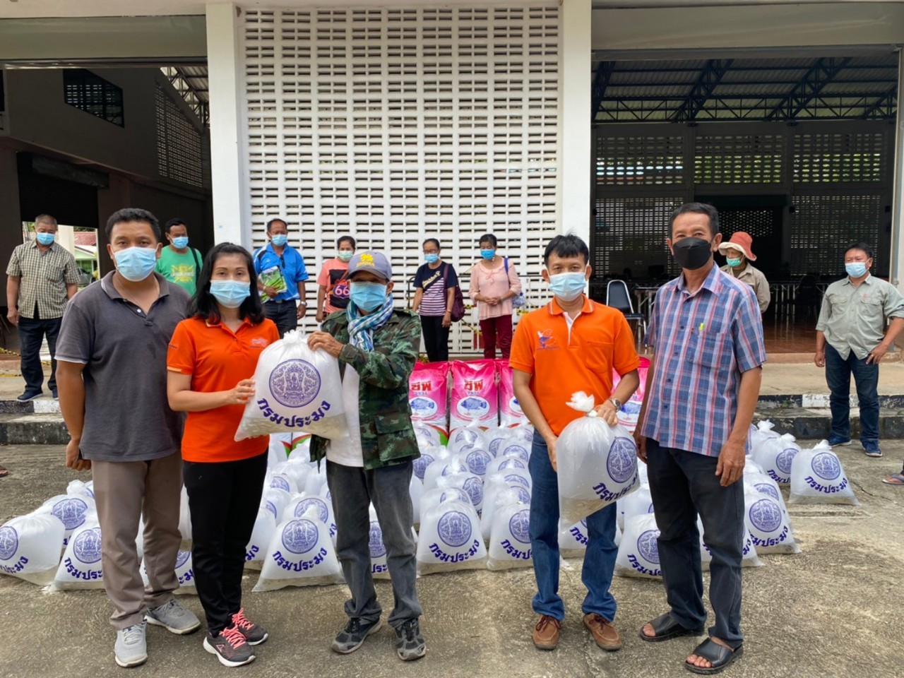 ศูนย์วิจัยและพัฒนาประมงน้ำจืดพะเยา มอบพันธุ์ปลากินพืช แก่เกษตรกรที่เข้าร่วมโครงการเกษตรทฤษฎีใหม่ด้านประมง ตั้งแต่ปี 2560 - 2563จำนวน 22 ราย ณ ที่ว่าการอำเภอจุน จังหวัดพะเยา..คลิก