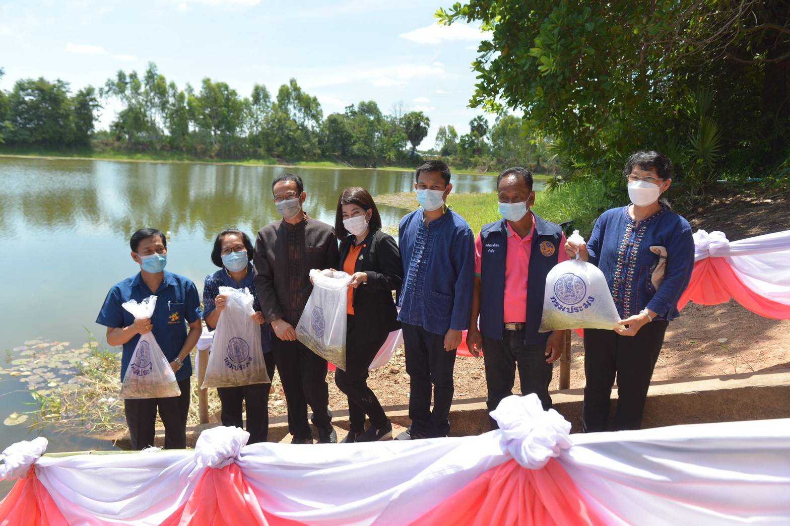นายยุทธจิตร พวงอินทร์ ประมงอำเภอขุขันธ์ ร่วมมอบ พันธุ์สัตว์น้ำกิจกรรมงานแปลงนาสาธิตทำนาข้าวอินทรีย์ต้นแบบ อำเภอขุขันธ์..คลิก