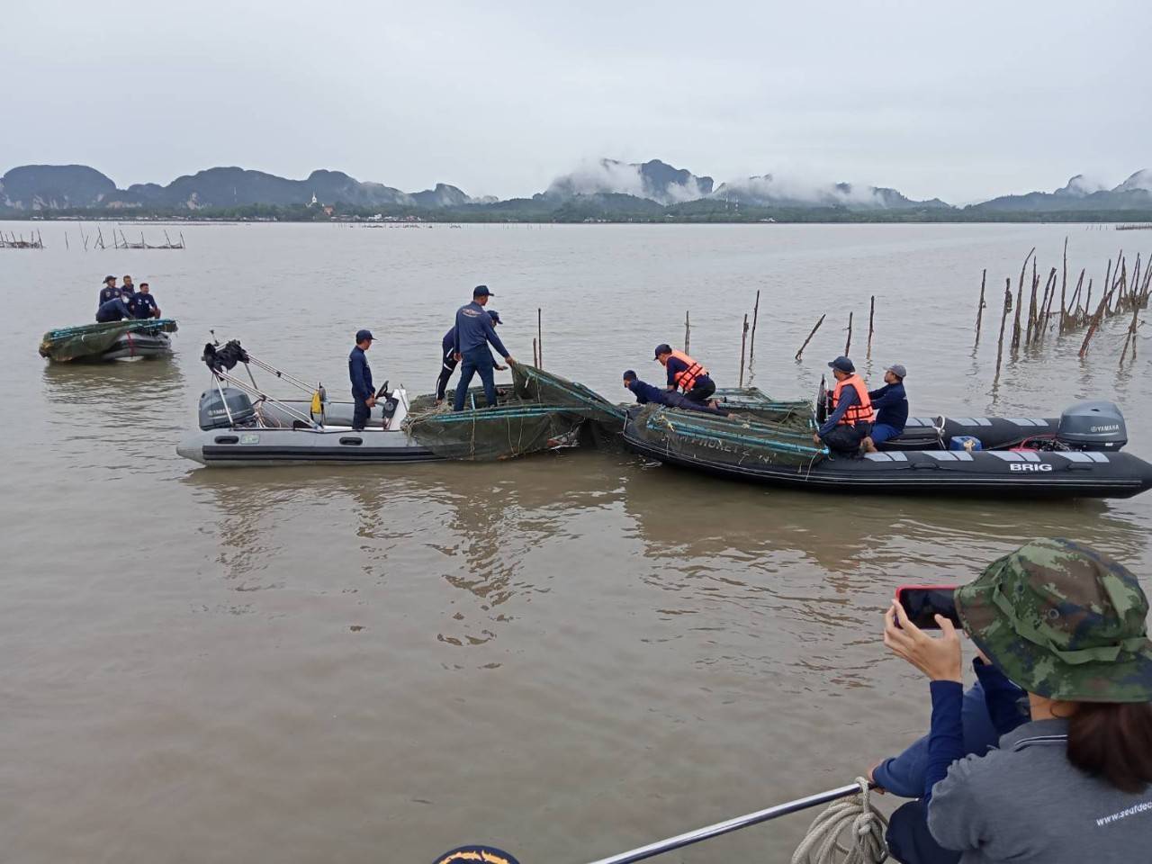 ร่วมบูรณาการกับศูนย์ป้องกันปราบปรามประมงทะเลกระบี่  เข้าดำเนินการรื้อถอนเครื่องมือโป๊ะน้ำตื้นและโพงพาง ..คลิก