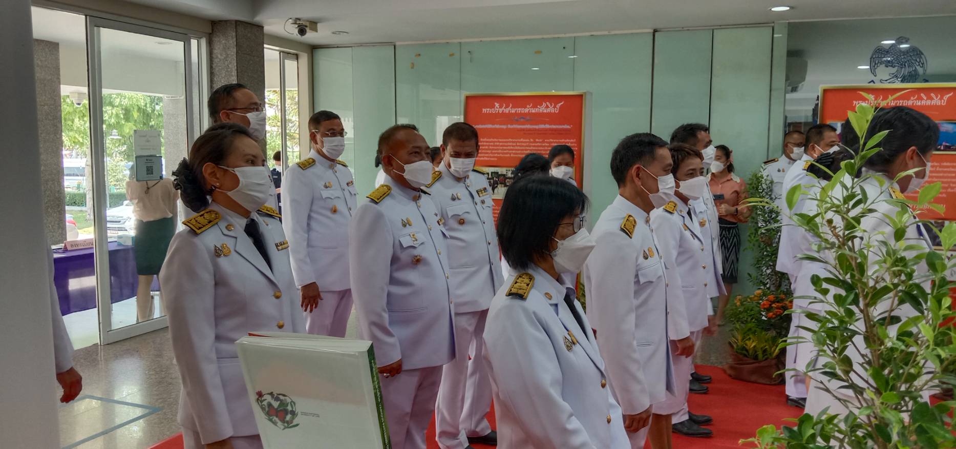 วันที่ 2 กรกฎาคม 2564 นายนรินทร์ มีวงศ์ ประมงจังหวัดปทุมธานี ร่วมพิธีเปิดกิจกรรมเฉลิมพระเกียรติสมเด็จพระเจ้าน้องนางเธอ เจ้าฟ้าจุฬาภรณวลัยลักษณ์ อัครราชกุมารี กรมพระศรีสวางควัฒน วรขัตติยราชนารี เนื่องในโอกาสมหามงคลวันคล้ายวันประสูติ 4 กรกฎาคม 2564  เพื่อส่งเสริมให้พสกนิกรทุกหมู่เหล่าร่วมกันทำความดีถวายพระกุศล แสดงออกถึงความจงรักภักดีต่อสถาบันพระมหากษัตริย์และสืบสานวัฒนธรรมประเพณีอันเกี่ยวเนื่องกับสถาบันหลักของชาติโดยมี นายชัยวัฒน์  ชื่นโกสุม ผู้ว่าราชการจังหวัดปทุมธานี เป็นประธานในพิธี ณ บริเวณโถงชั้น 1 ศาลากลางจังหวัดปทุมธานี..คลิก