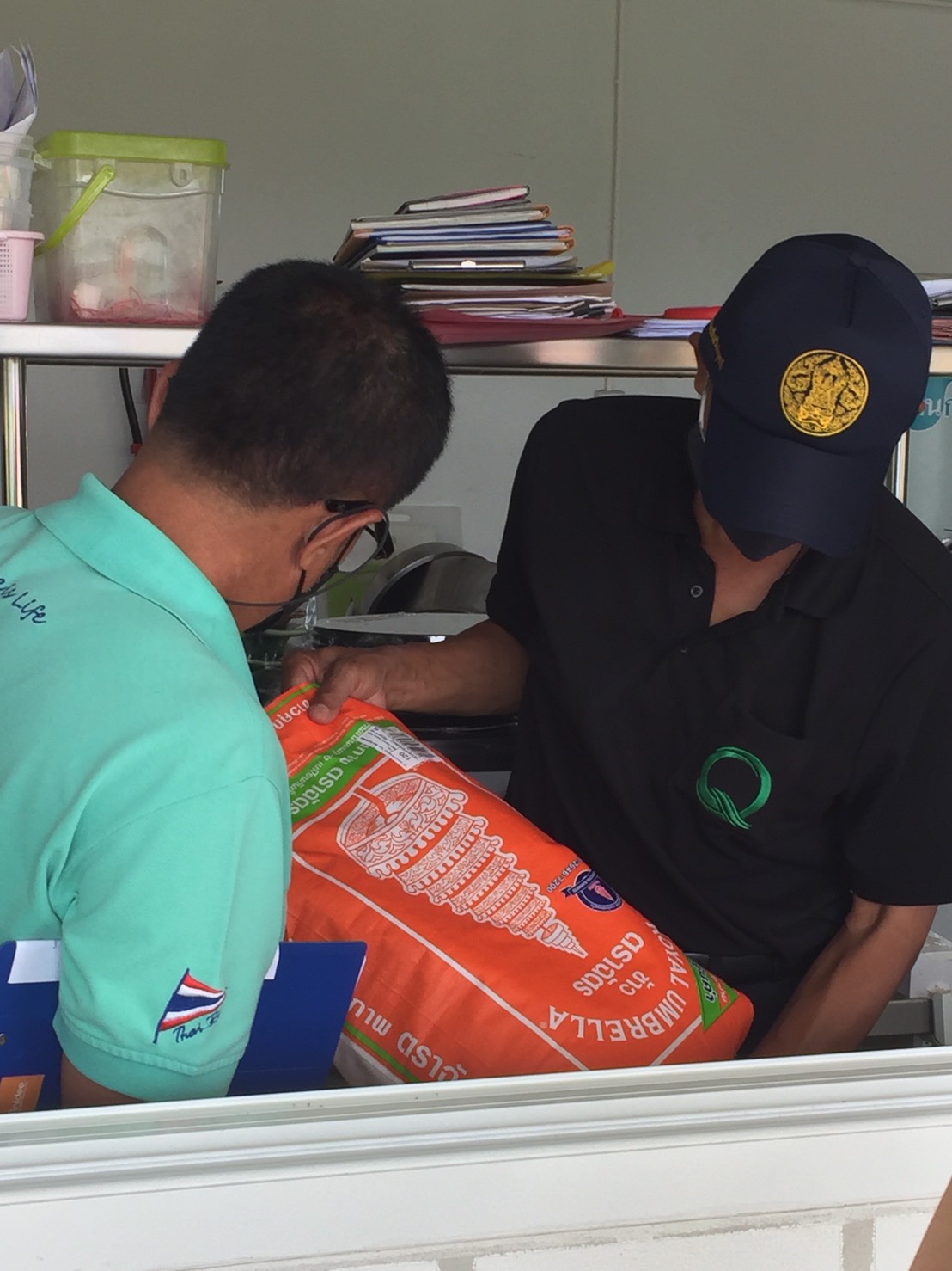 วันที่ 6 กรกฎาคม 2564 นายนรินทร์ มีวงศ์ ประมงจังหวัดปทุมธานี มอบหมาย นายเชษฐ์  ธนเศรษฐ์  เจ้าพนักงานประมงชำนาญงาน ร่วมประชุมตรวจรับรองอาหาร โครงการร้านอาหารวัตถุดิบปลอดภัย เลือกใช้สินค้า Q จังหวัดปทุมธานี ปี 2564 ระหว่างวันที่ 6-7 กรกฎาคม 2564 ร่วมกับสำนักงานเกษตรและสหกรณ์จังหวัดปทุมธานี ในพื้นที่จังหวัดปทุมธานี..คลิก
