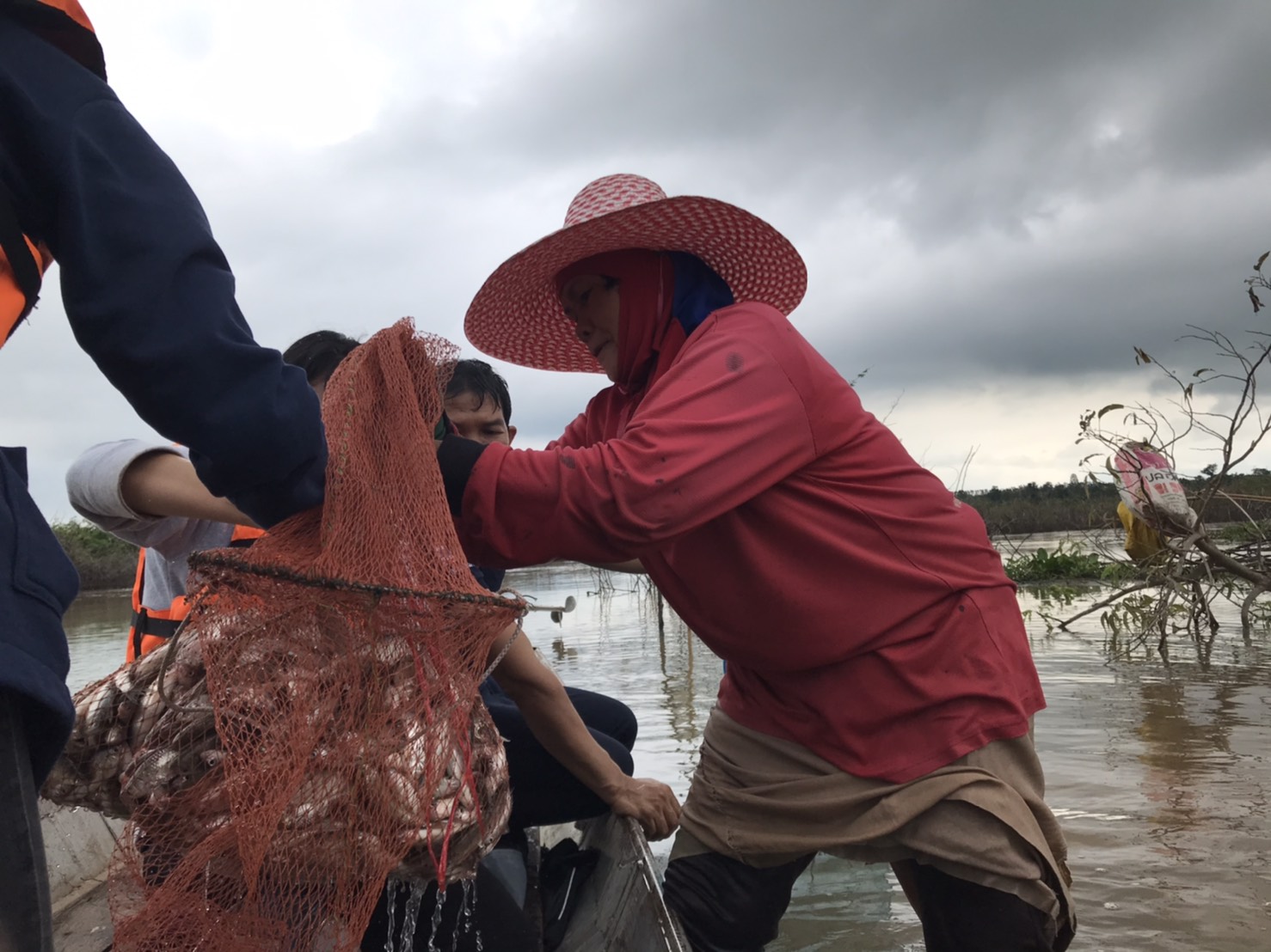 วันที่ 15 กรกฎาคม 2564 ชุดเฉพาะกิจควบคุมการทำการประมงอ่างเก็บน้ำเขื่อนอุบลรัตน์ ในช่วงฤดูน้ำแดง ประจำปี 2564..คลิก