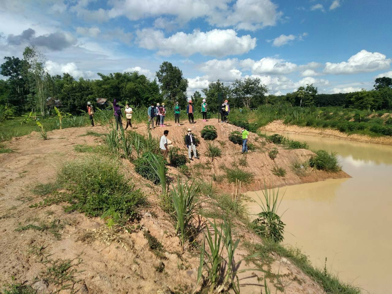 วันที่ 21 กรกฎาคม 2564 นายวิทยา ประเสริฐสังข์ ประมงอำเภอโนนสัง ร่วมตรวจผลการดำเนินการขุดบ่อและสำรวจระดับในบ่อพร้อมให้คำแนะนำการสร้างอาหารธรรมชาติในบ่อเลี้ยงปลาเพื่อเตรียมความพร้อมเกษตรกรที่รับปัจจัยการผลิต(พันธุ์ปลา)โครงการ 1 ตำบล 1 กลุ่มเกษตรทฤษฎีใหม่อำเภอโนนสัง..คลิก