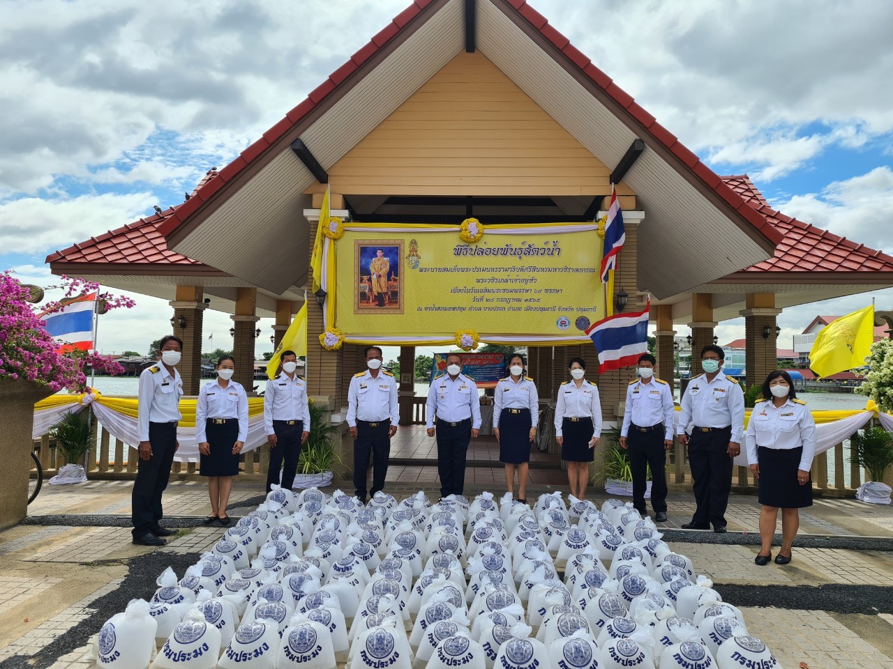 วันที่ 27 กรกฎาคม 2564 สำนักงานประมงจังหวัดปทุมธานี โดยนายนรินทร์ มีวงศ์ ประมงจังหวัดปทุมธานี ร่วมกิจกรรมเฉลิมพระเกียรติ พระบาทสมเด็จพระปรเมนทรรามาธิบดีศรีสินทรมหาวชิราลงกรณ พระวชิรเกล้าเจ้าอยู่หัว 28 กรกฎาคม 2564       ณ ห้องโถงศาลากลางจังหวัดปทุมธานี  โดยมี นายชัยวัฒน์  ชื่นโกสุม ผู้ว่าราชการจังหวัดปทุมธานี เป็นประธาน และจัดพิธีปล่อยพันธุ์สัตว์น้ำ เพื่อเป็นการเฉลิมพระเกียรติ ถวายความจงรักภักดีและถวายเป็นพระราชกุศล แด่พระบาทสมเด็จพระปรเมนทรรามาธิบดีศรีสินทรมหาวชิราลงกรณ พระวชิรเกล้าเจ้าอยู่หัว อีกทั้งเพื่อเพิ่มผลผลิตสัตว์น้ำและอนุรักษ์ทรัพยากรสัตว์น้ำให้คงอยู่อย่างถาวรสืบไป พร้อมด้วยเจ้าหน้าที่หน่วยงานในสังกัดกรมประมงโดยได้รับการสนับสนุนพันธุ์สัตว์น้ำจากศูนย์วิจัยและพัฒนาการเพาะเลี้ยงสัตว์น้ำจืดปทุมธานี จำนวน 500,000 ตัว โดยมี  นายจรูญศักดิ์  สิงหเดช รองผู้ว่าราชการจังหวัดปทุมธานี เป็นประธานในการปล่อยพันธุ์สัตว์น้ำ ในครั้งนี้ดำเนินการภายใต้ ข้อกำหนดมาตรการเฝ้าระวัง ป้องกันและควบคุมการแพร่ระบาดของโรคติดเชื้อไวรัสโคโรนา 2019 (Covid-19) ณ ท่าน้ำเทพปทุม อำเภอเมืองปทุมธานี จังหวัดปทุมธานี..คลิก