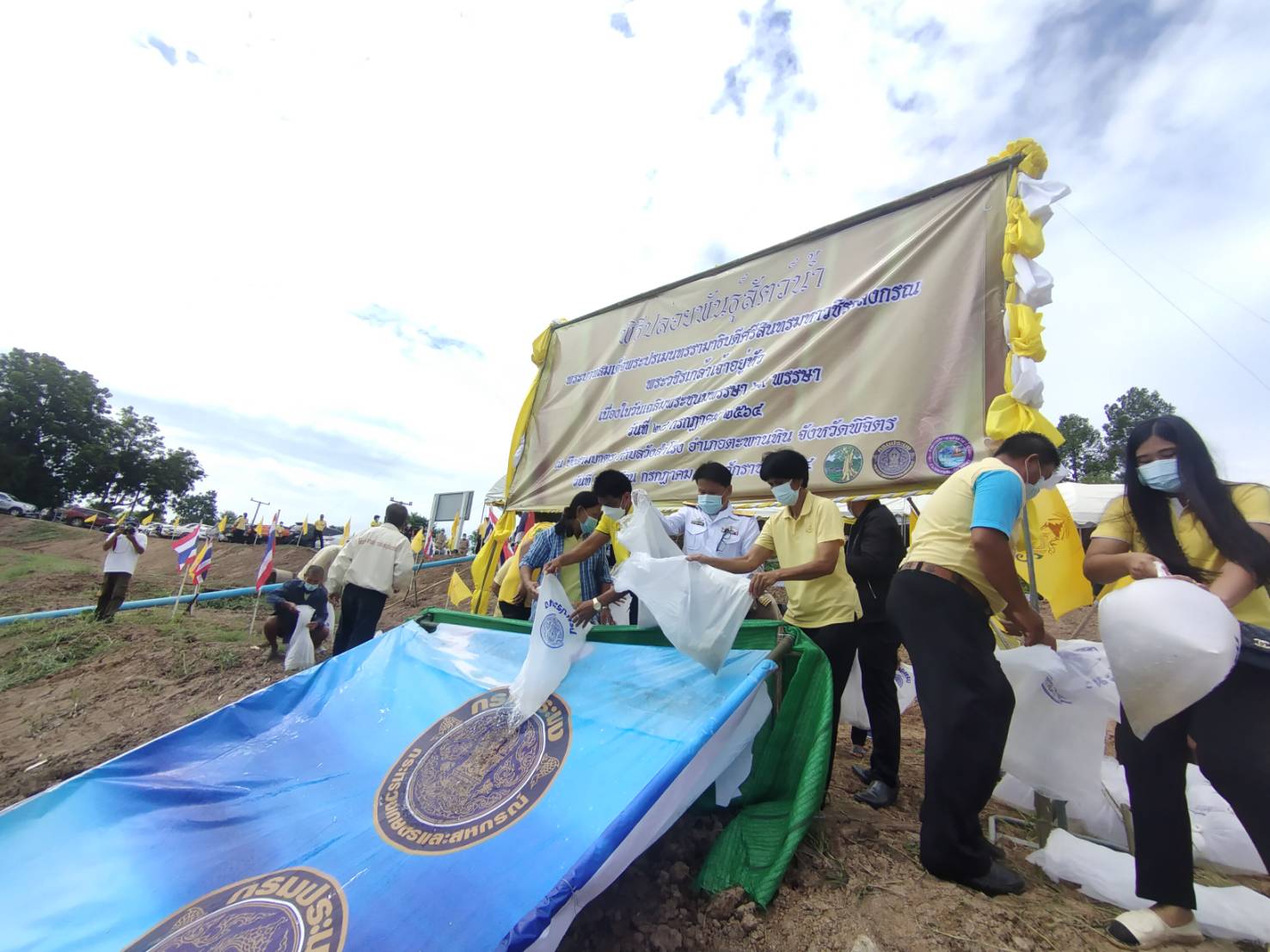 จังหวัดพิจิตร จัดพิธีปล่อยพันธุ์สัตว์น้ำ เฉลิมพระเกียรติพระบาทสมเด็จพระปรเมนทรรามาธิบดีศรีสินทรมหาวชิราลงกรณ พระวชิรเกล้าเจ้าอยู่หัว