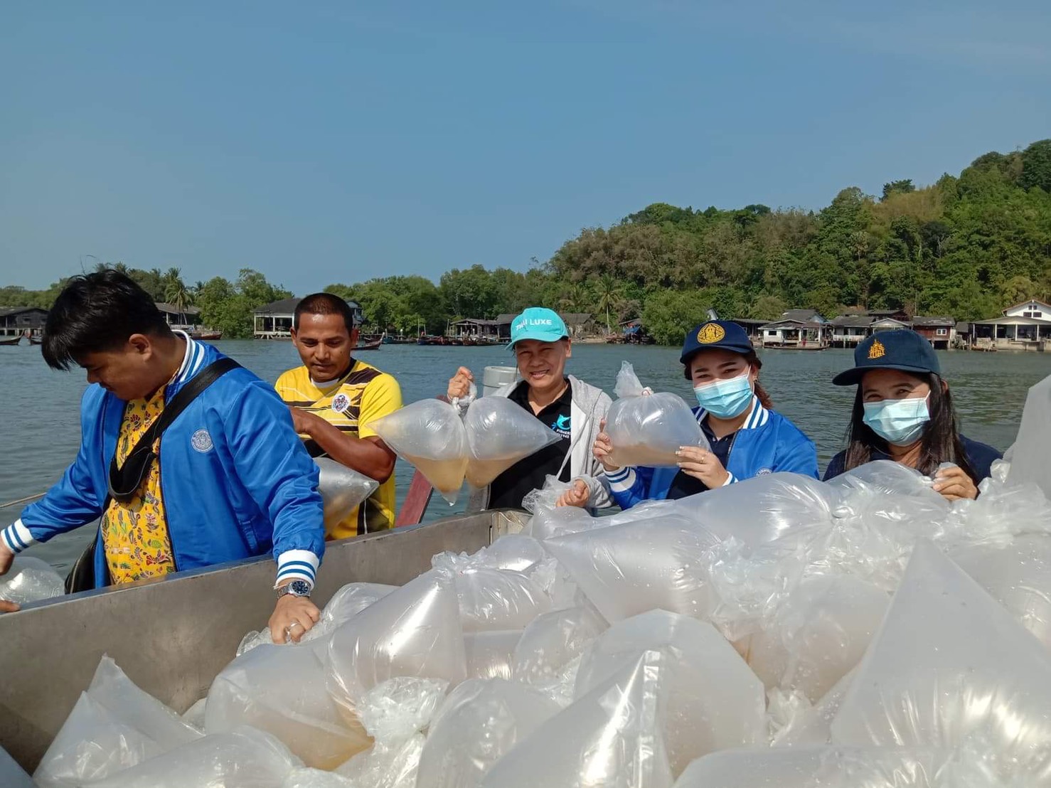 กิจกรรมปล่อยพันธุ์สัตว์น้ำเพื่อเพิ่มปริมาณสัตว์น้ำในแหล่งน้ำธรรมชาติ..คลิก