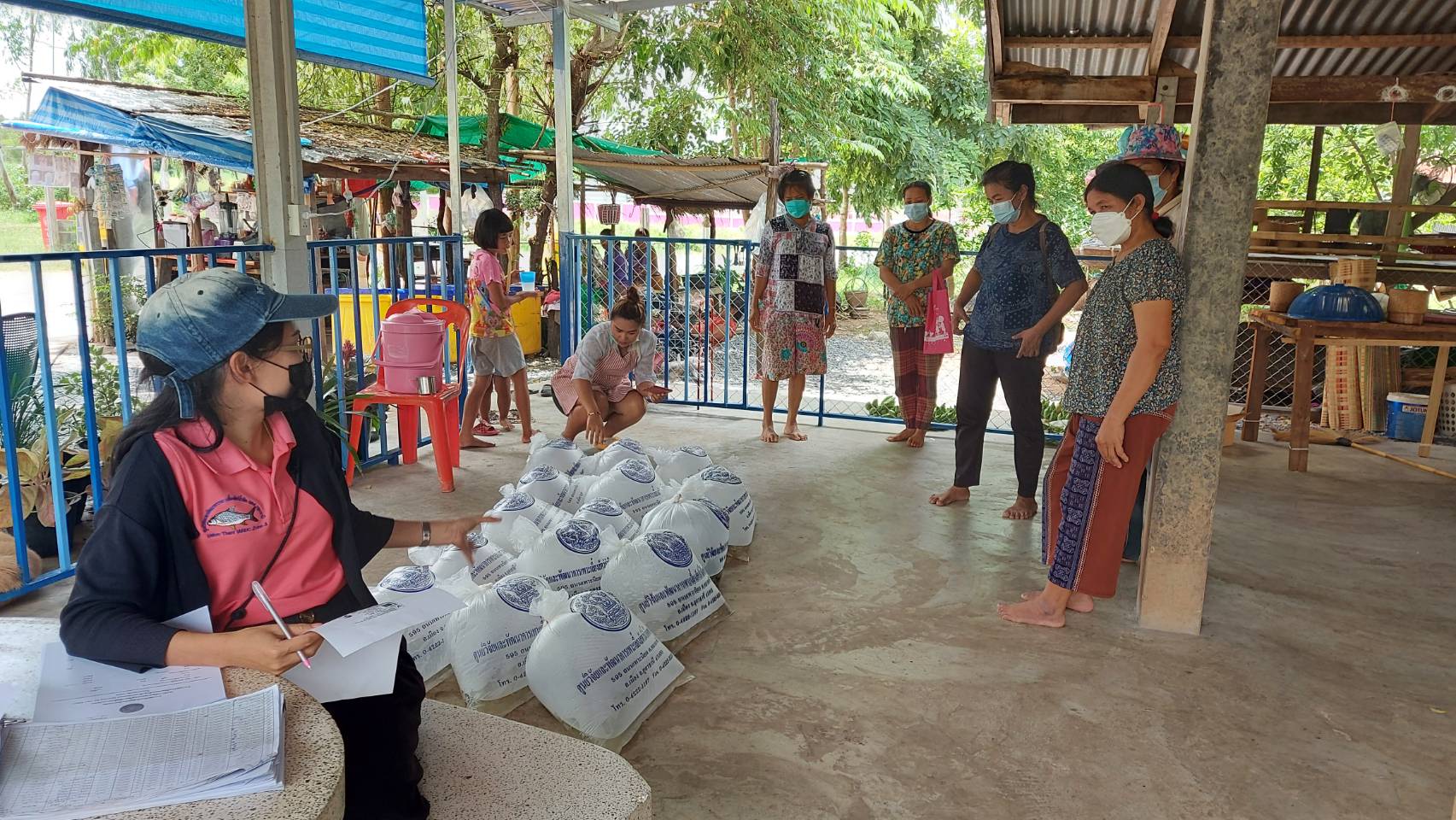 วันที่ 3 สิงหาคม 2564 นางสาวมลฤดี ลิ้มสุวรรณ ประมงอำเภอศรีบุญเรือง ส่งมอบปัจจัยการผลิต (พันธ์ปลาตะเพียน ) แก่เกษตรกรโครงการพัฒนาและส่งเสริมอาชีพด้านประมง..คลิก