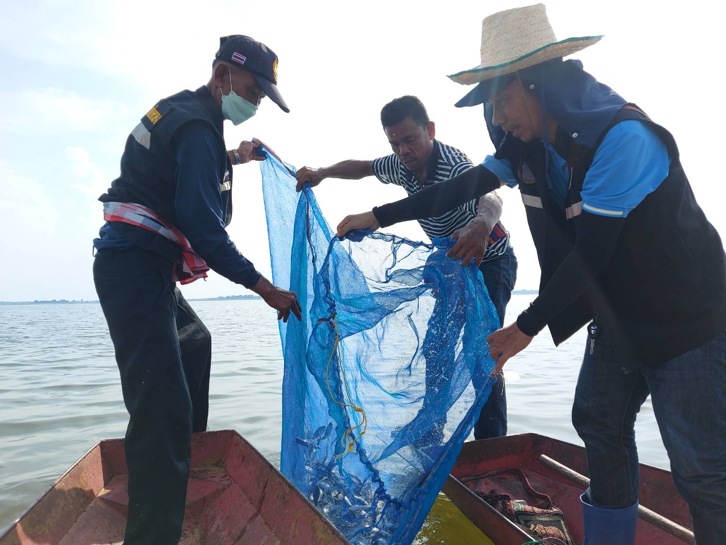 วันที่ 23 สิงหาคม พ.ศ. 2564 เวลา 09.30 น. วันที่ 22 สิงหาคม 2564 เวลา 15.00 น. นายวิทยา ประเสริฐสังข์ ประมงอำเภอโนนสัง จ.หนองบัวลำภู กำนันตำบลบ้านค้อ พร้อมด้วยทีมผู้ใหญ่บ้าน ออกตรวจตราควบคุมการทำการประมงในอ่างเก็บน้ำเขื่อนอุบลรัตน์เขตท้องที่ตำบลบ้านค้อ อ.โนนสัง..คลิก