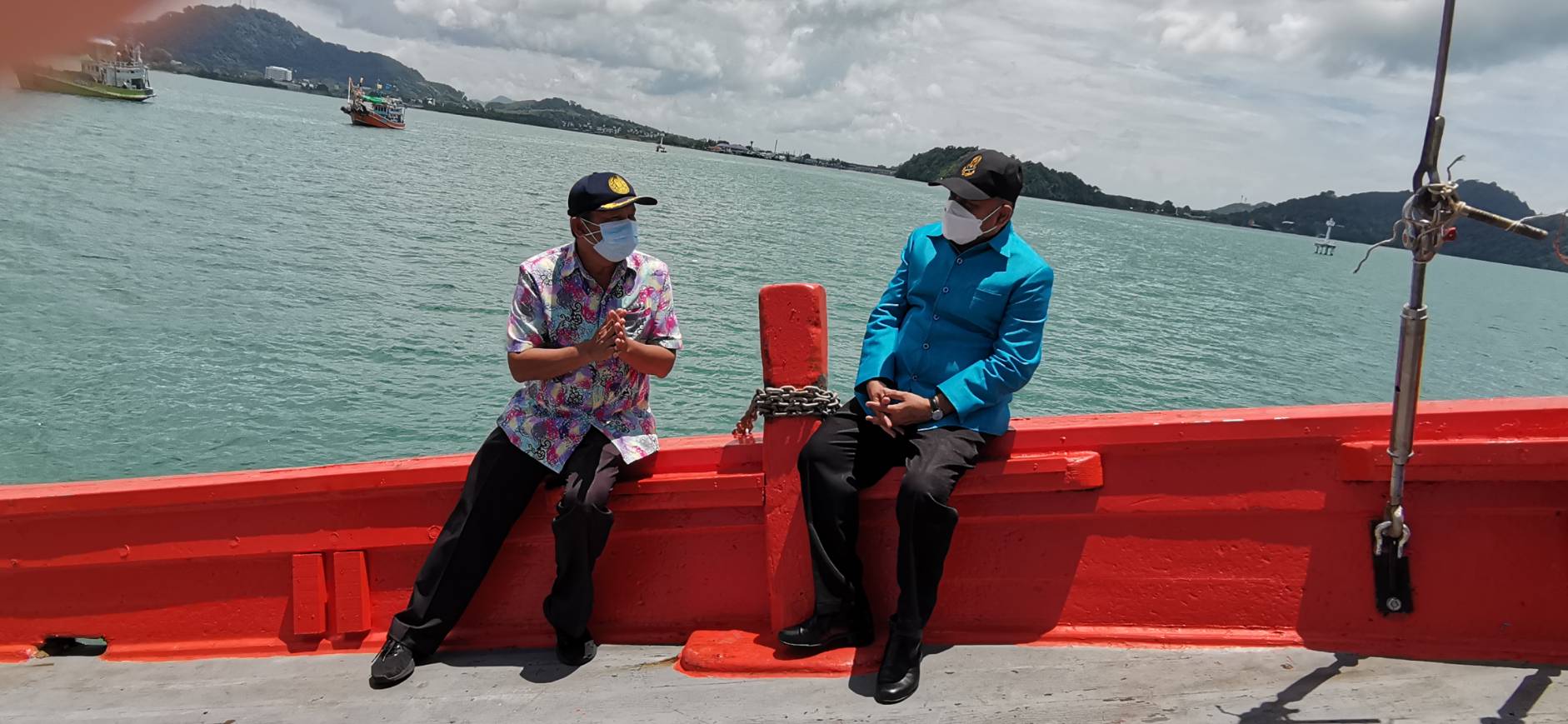 ผู้ว่าราชการจังหวัดภูเก็ตลงตรวจเยี่ยมเรือประมงพักรอ (Vessel Isolation) บริเวณจุดจอดเรือเกาะตะเภาน้อย อำเภอเมืองภูเก็ต