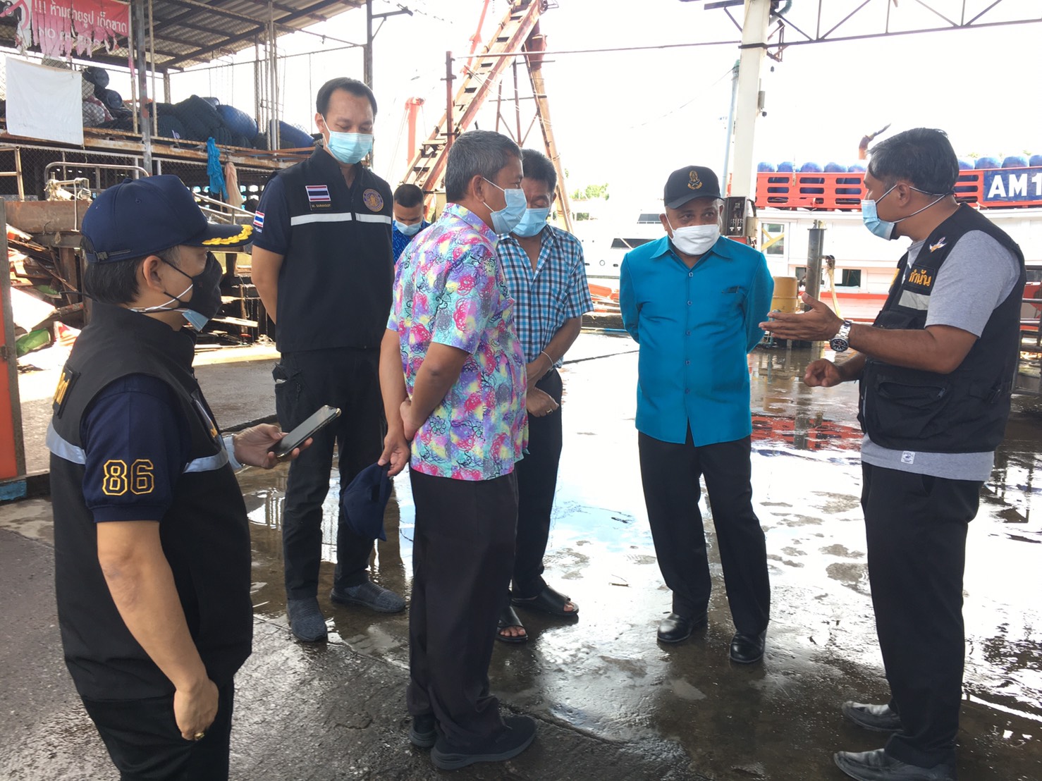 ผู้ว่าราชการจังหวัดภูเก็ตลงตรวจเยี่ยมเรือประมงพักรอ (Vessel Isolation) บริเวณจุดจอดเรือเกาะตะเภาน้อย อำเภอเมืองภูเก็ต..คลิก