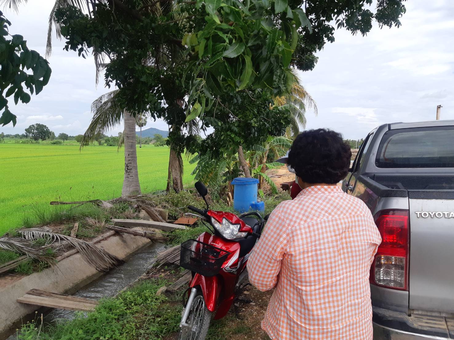 เข้าให้คำแนะนำนางอรอนงค์ ธนพันธุ์ภูวเดช ประธานแปลงใหญ่ กุ้งก้ามกราม อำเภอพนมทวน..คลิก
