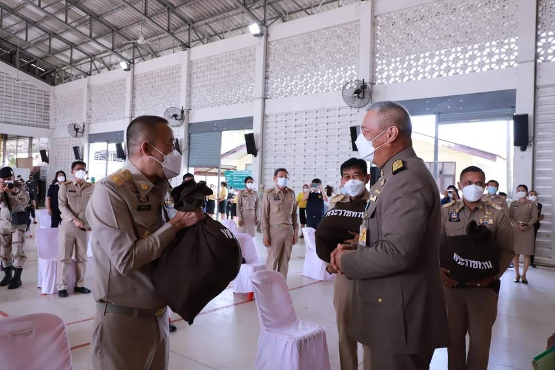 องคมนตรี  เชิญสิ่งของพระราชทาน มอบแก่ราษฎรผู้ประสบภัยน้ำท่วม อำเภอหล่มสัก