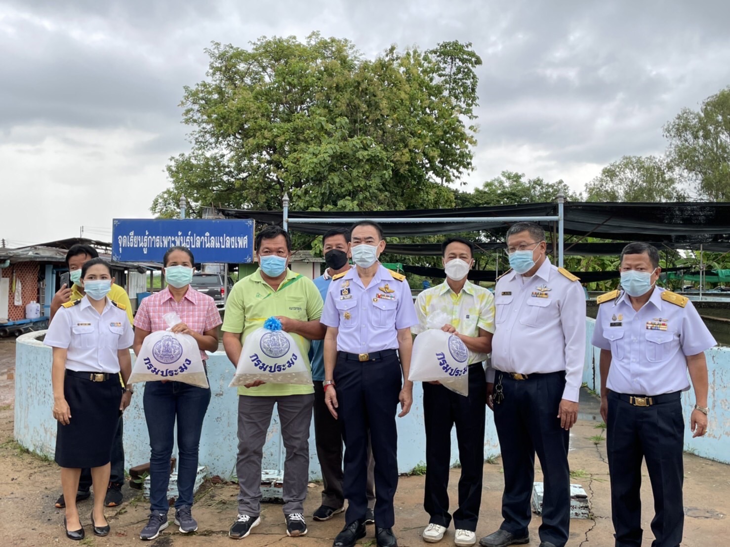 กิจกรรมมอบและปล่อยพันธุ์สัตว์น้ำลงสู่แหล่งน้ำในจังหวัดพิจิตร เนื่องในวันประมงแห่งชาติ ประจำปี พ.ศ. 2564