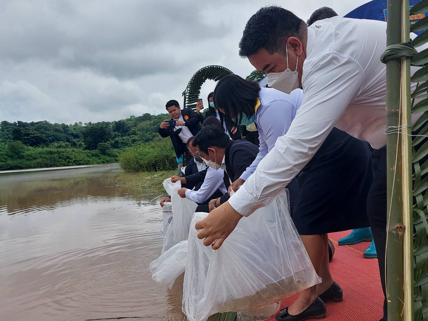 ผู้ช่วยรัฐมนตรีประจำกระทรวงเกษตรและสหกรณ์ (นายนราพัฒน์ แก้วทอง)  ปล่อยพันธุ์สัตว์น้ำสร้างความมั่นคงด้านอาหาร อ่างเก็บน้ำห้วยน้ำใส