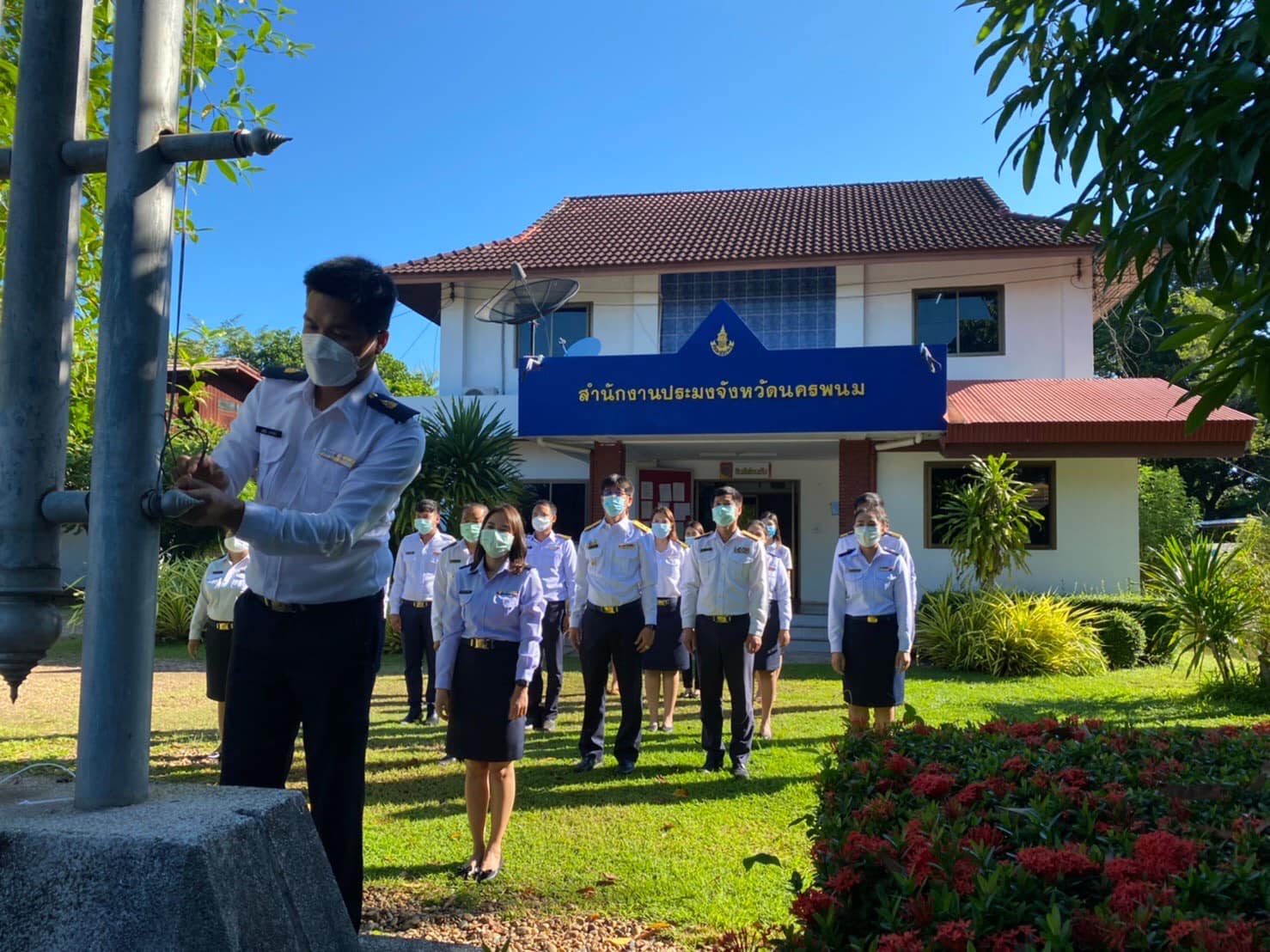 สำนักงานประมงจังหวัดนครพนม ร่วมกันเคารพธงชาติ และร้องเพลงชาติไทย เนื่องในวันพระราชทานธงชาติไทย 28 กันยายน (Thai National Flag Day) ประจำปี 2564..คลิก