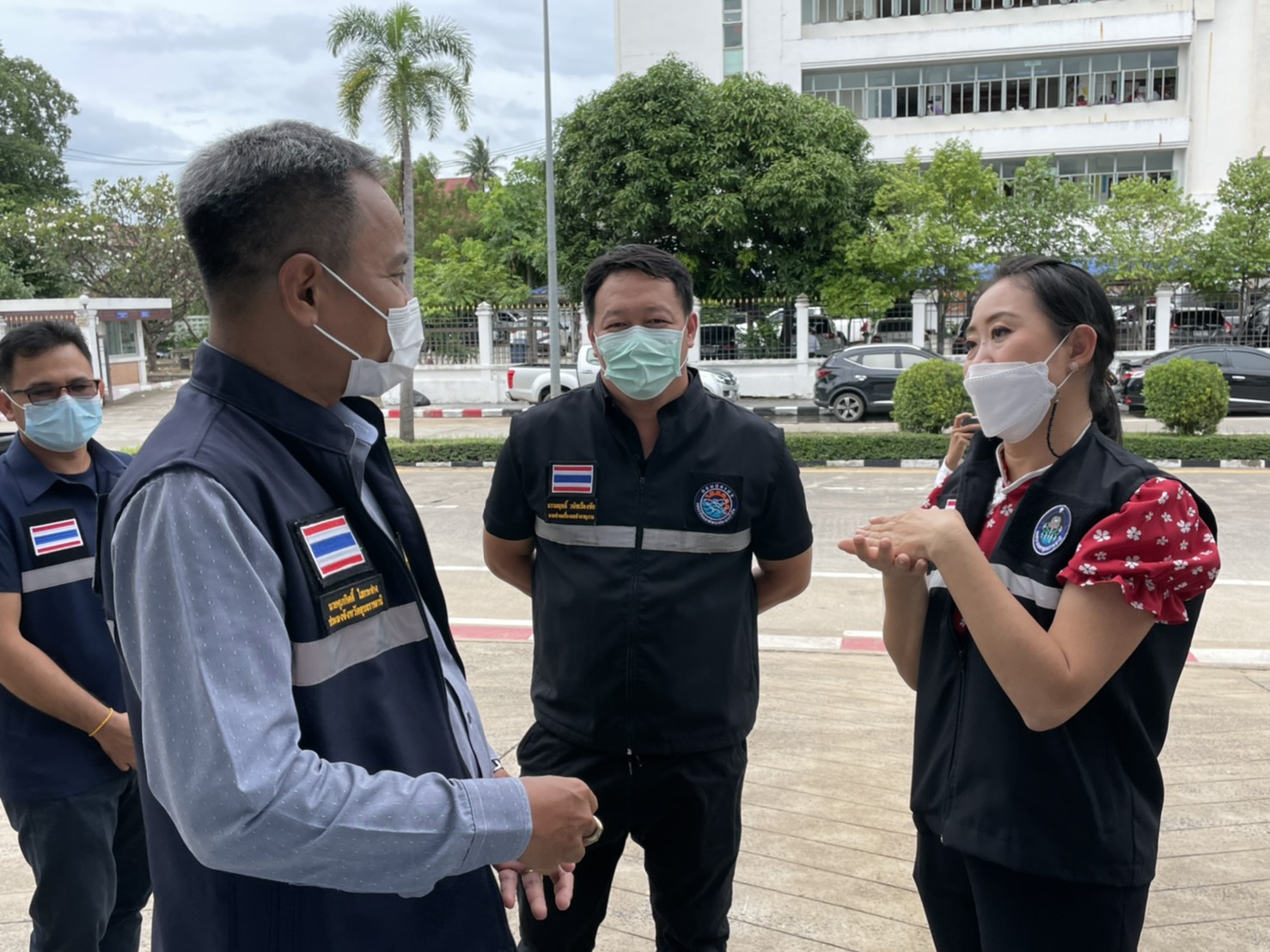ประมงจังหวัดอุบลราชธานี พร้อมด้วย นายธีระชัย พงศ์จรรยากุล ผู้อำนวยการศูนย์วิจัยและพัฒนาประมงน้ำจืดอุบลราชธานี นายธรรมฤทธิ์ วนิชเรืองชัย  หัวหน้าหน่วยบูรณะแหล่งน้ำเพื่อการประมงอุบลราชธานี และเจ้าหน้าที่สำนักงานประมงจังหวัดอุบลราชธานี มอบน้ำดื่มจำนวน 52 แพ็ค..คลิก