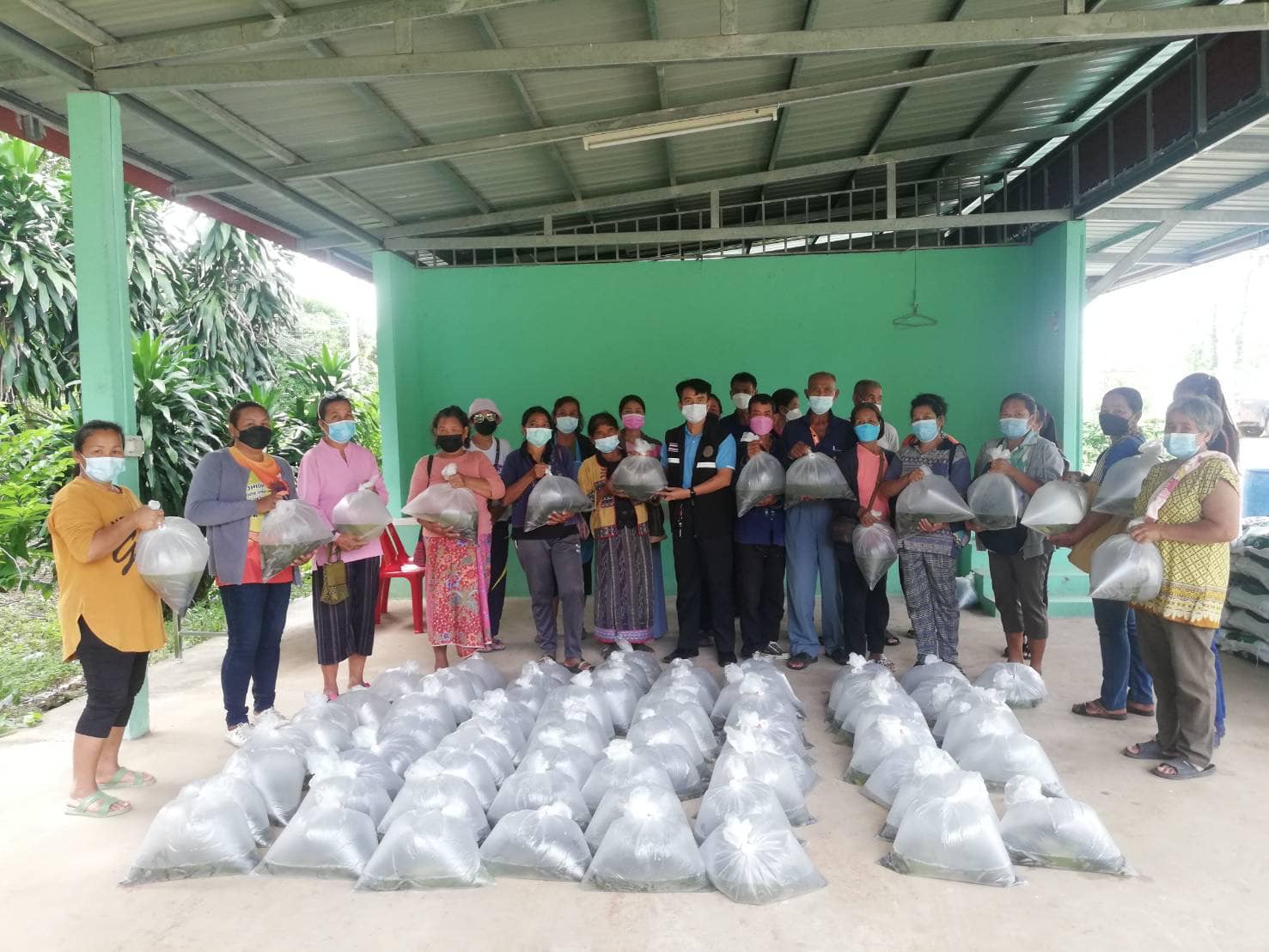 วันที่19 ตุลาคม 2564 ประมงอำเภอโนนสัง ได้ส่งมอบปลาดุกและอาหารปลาให้กับเกษตรกรที่เข้าร่วมโครงการหนองบัวลำภูเมืองแห่งความสุขบนความพอเพียง..คลิก
