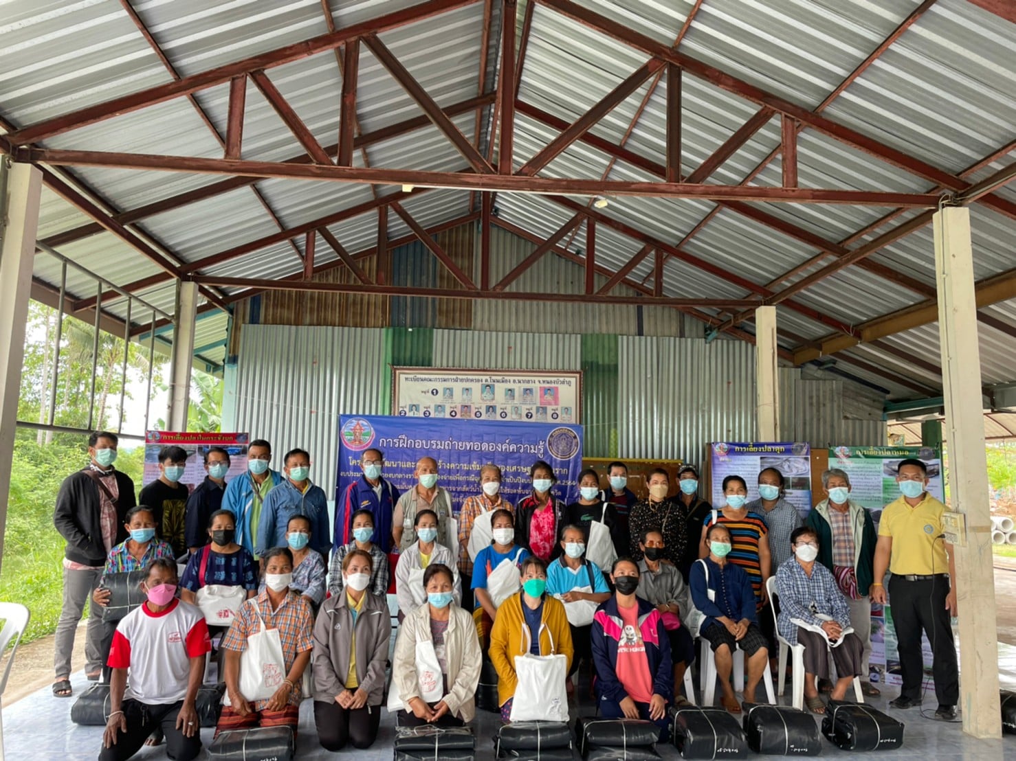 วันที่ 18 ตุลาคม 2564 เวลา 09.00 น.  ประมงจังหวัดหนองบัวลำภู จัดฝึกอบรมถ่ายทอดองค์ความรู้โครงการพัฒนาและเสริมสร้างความเข้มแข็งของเศรษฐกิจฐานราก..คลิก