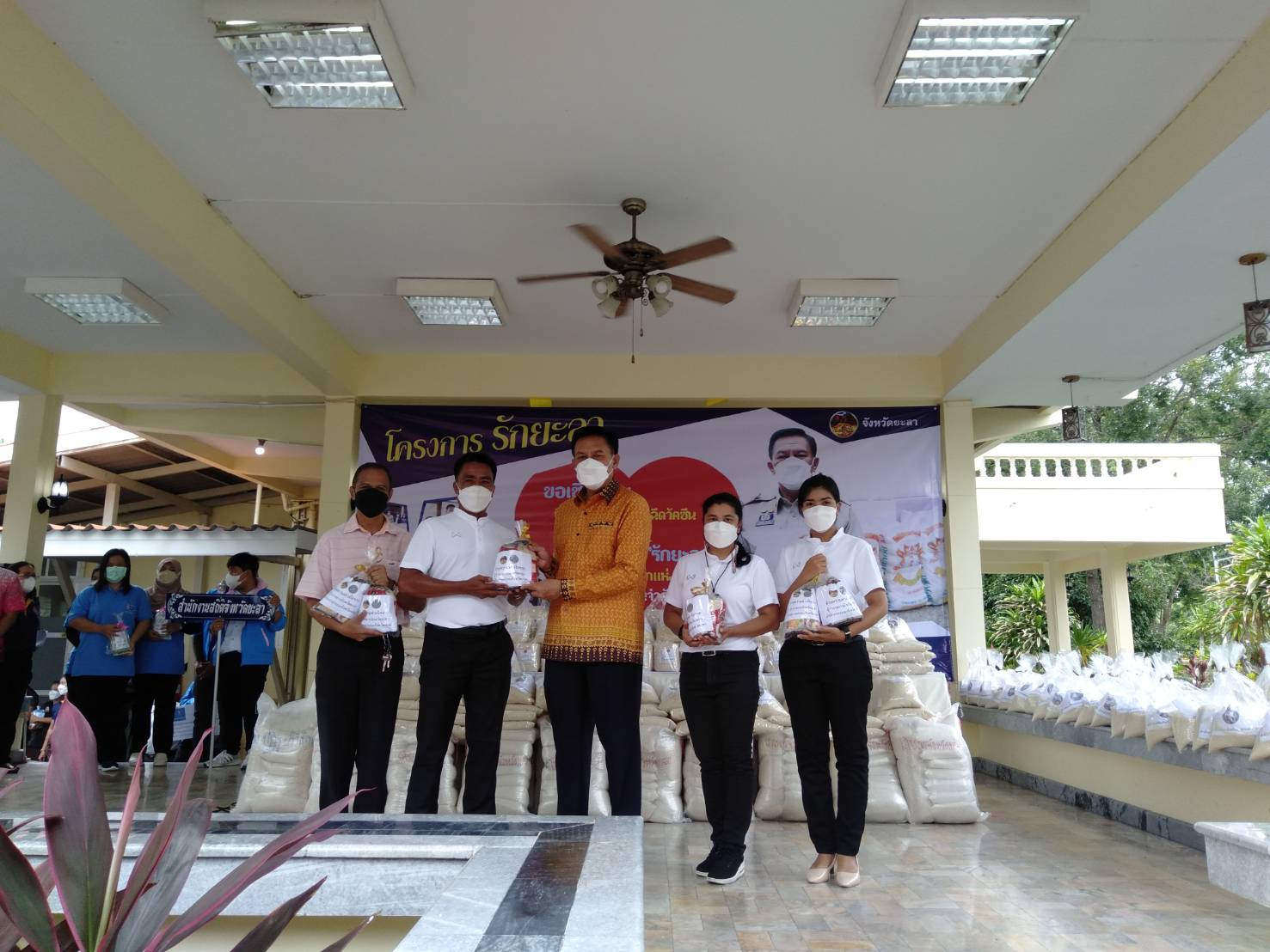 ร่วมมอบข้าวสารแก่ประชาชนที่เข้ารับการฉีดวัคซีน เข็มที่ 1 ในพื้นที่จังหวัดยะลา..คลิก